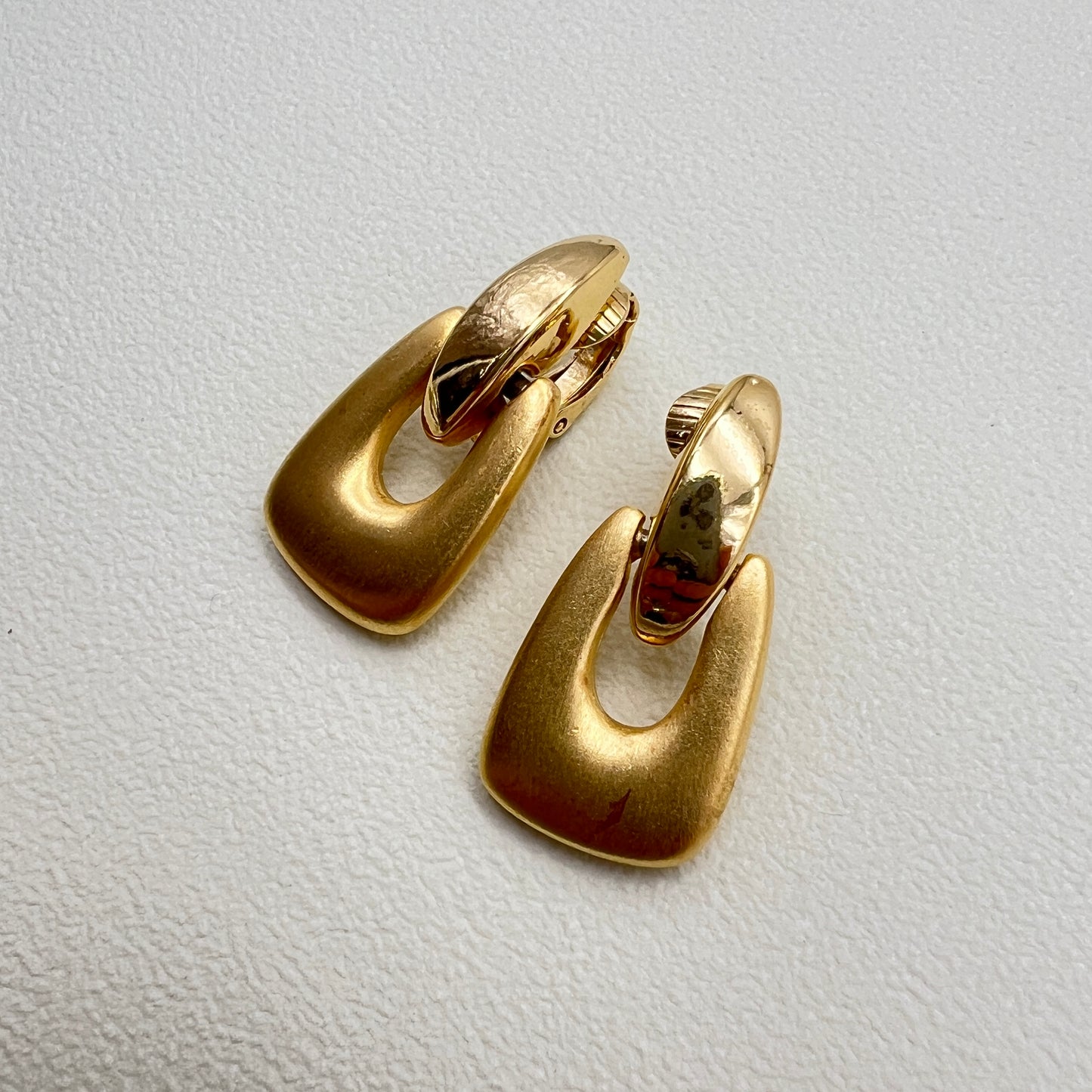 紀梵希 (Givenchy) 復古時尚金色夾式耳環