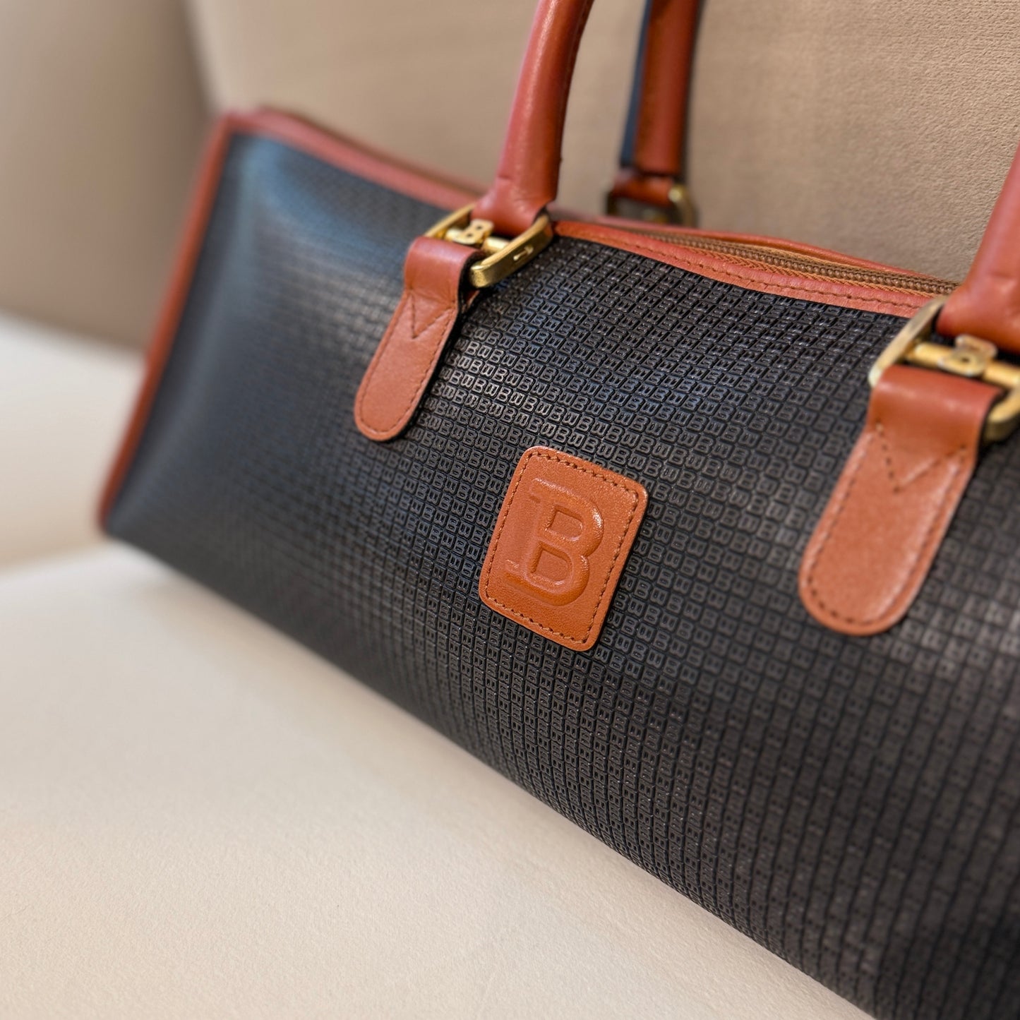 Bally 三角形迷你 B 標誌圖案手提包