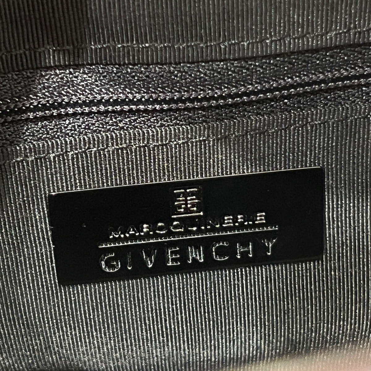Givenchy 中古黑色皮革橫向修長肩袋