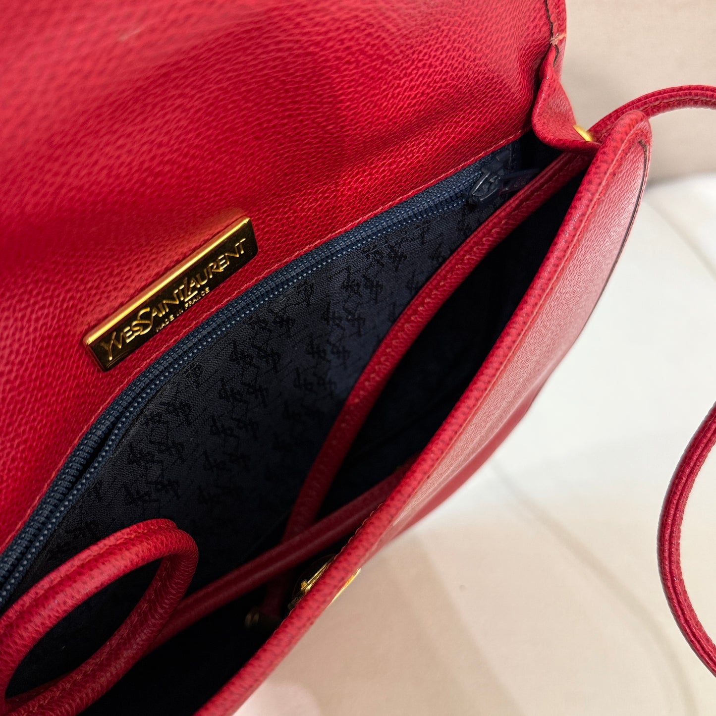 Yves Saint Laurent 紅色皮革金色 Ysl 標誌牌三角翻蓋單肩包