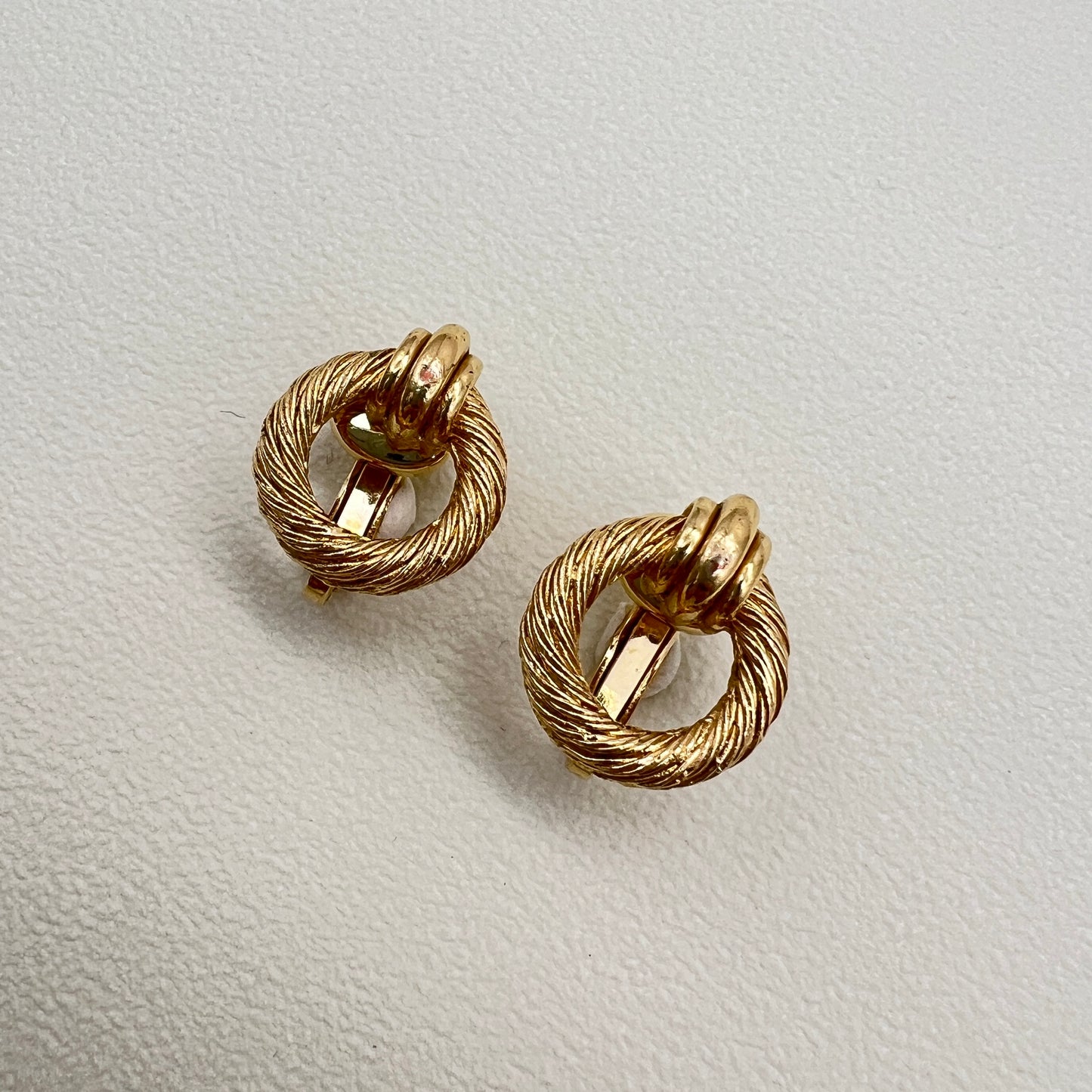 Christian Dior 復古扭紋圓形金色夾式耳環