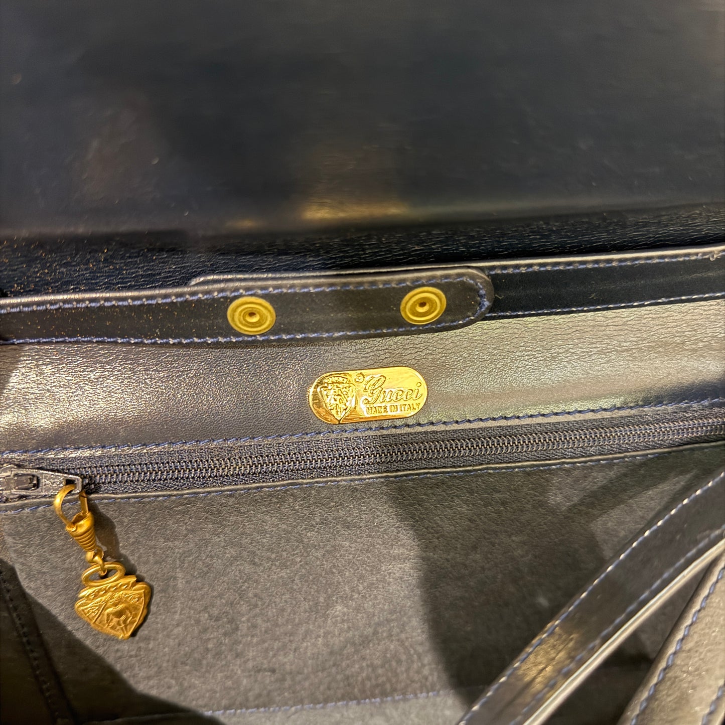 Gucci 復古海軍藍皮革單肩包,配上 Gg 標誌