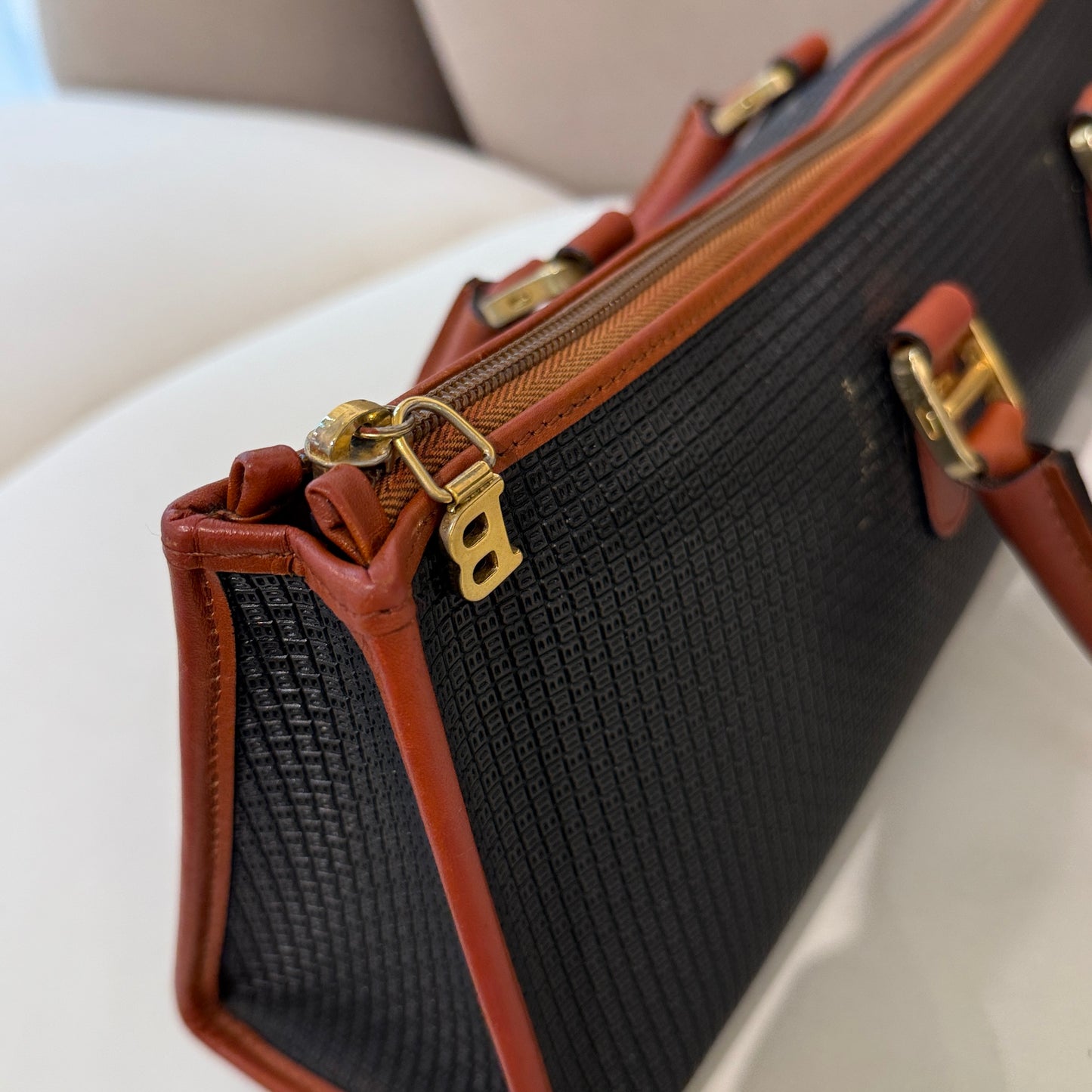 Bally 三角形迷你 B 標誌圖案手提包