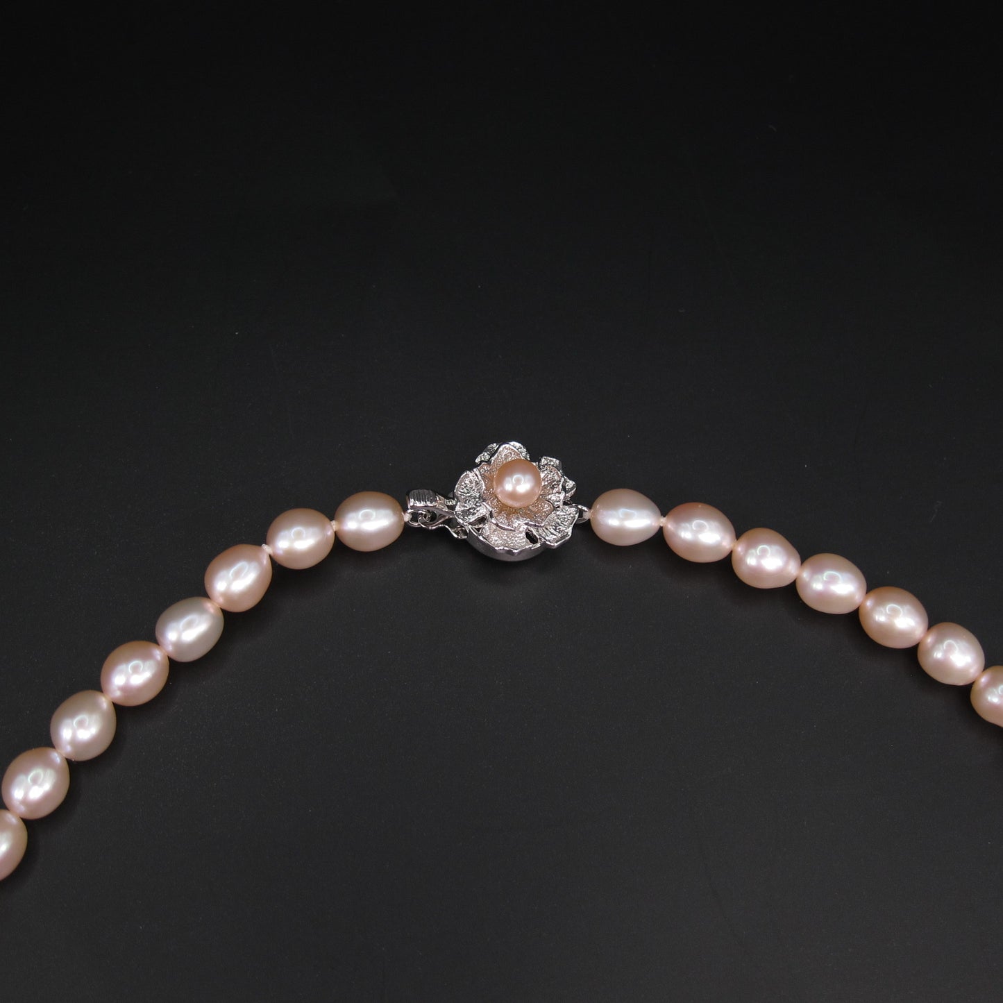 No Brand Vintage Oval Shaped Freshwater Pearl with Silver Flower Buckle Necklace