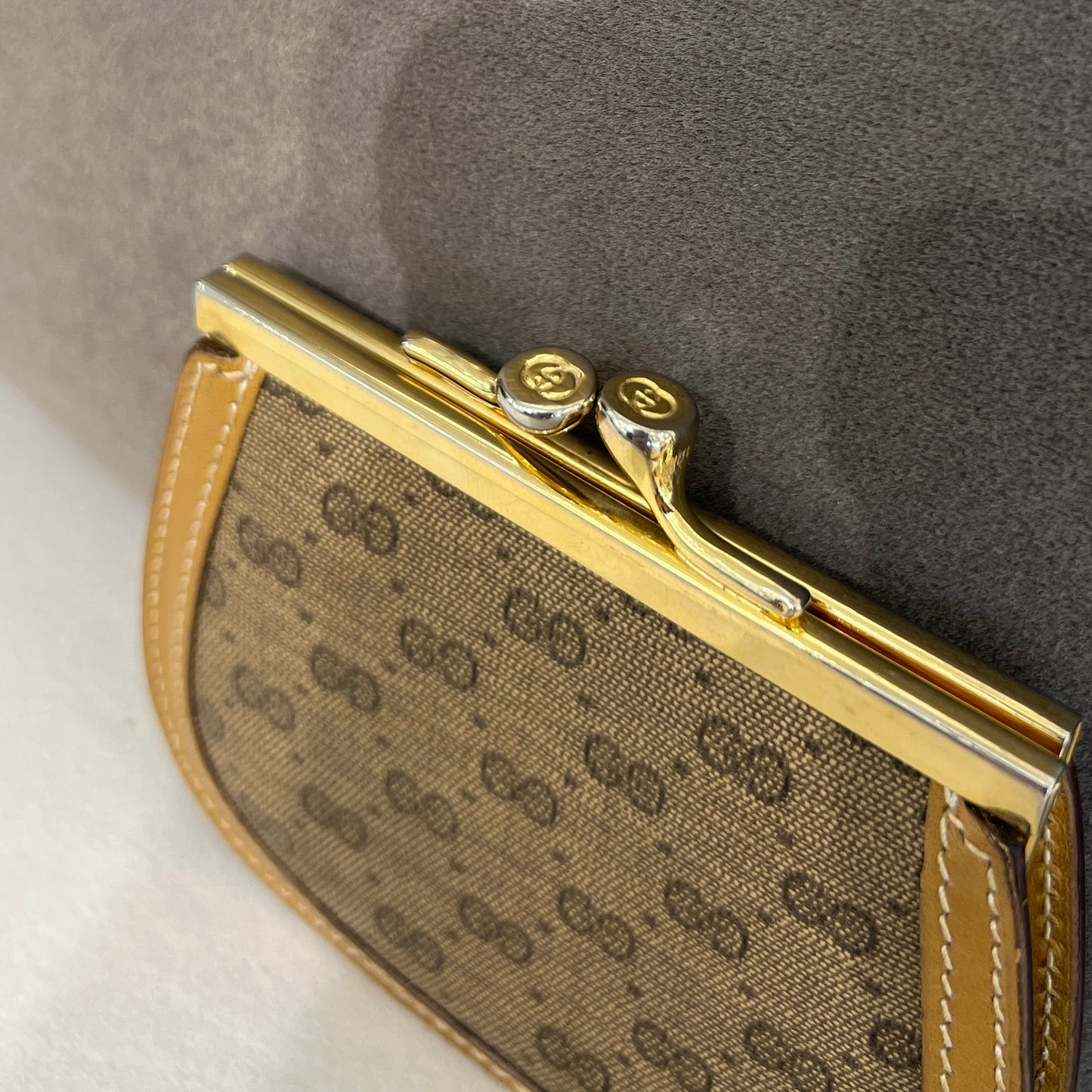 Gucci 復古棕色 GG 標誌硬幣包