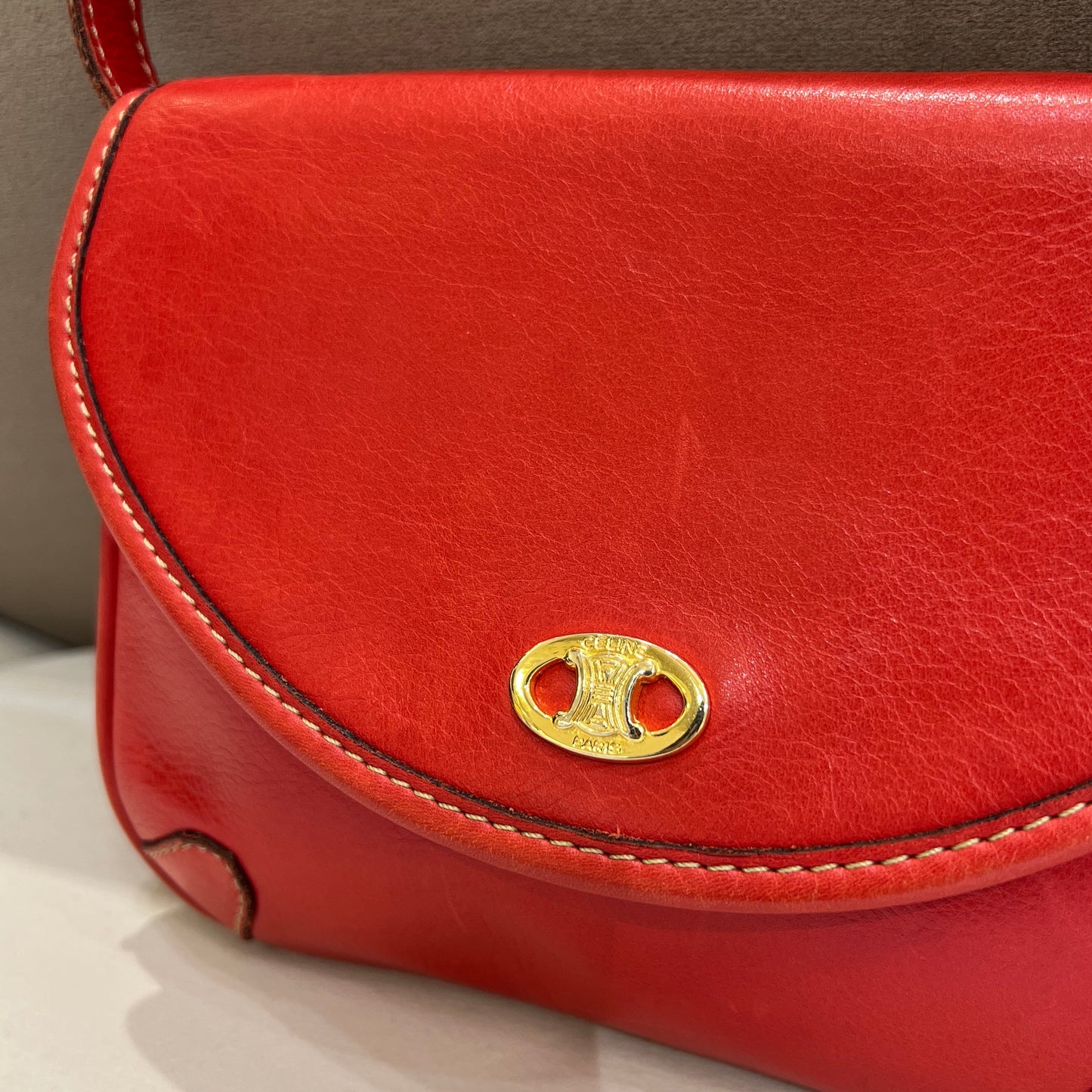 Celine 復古金色 Triomphe 標誌紅色皮革肩背包