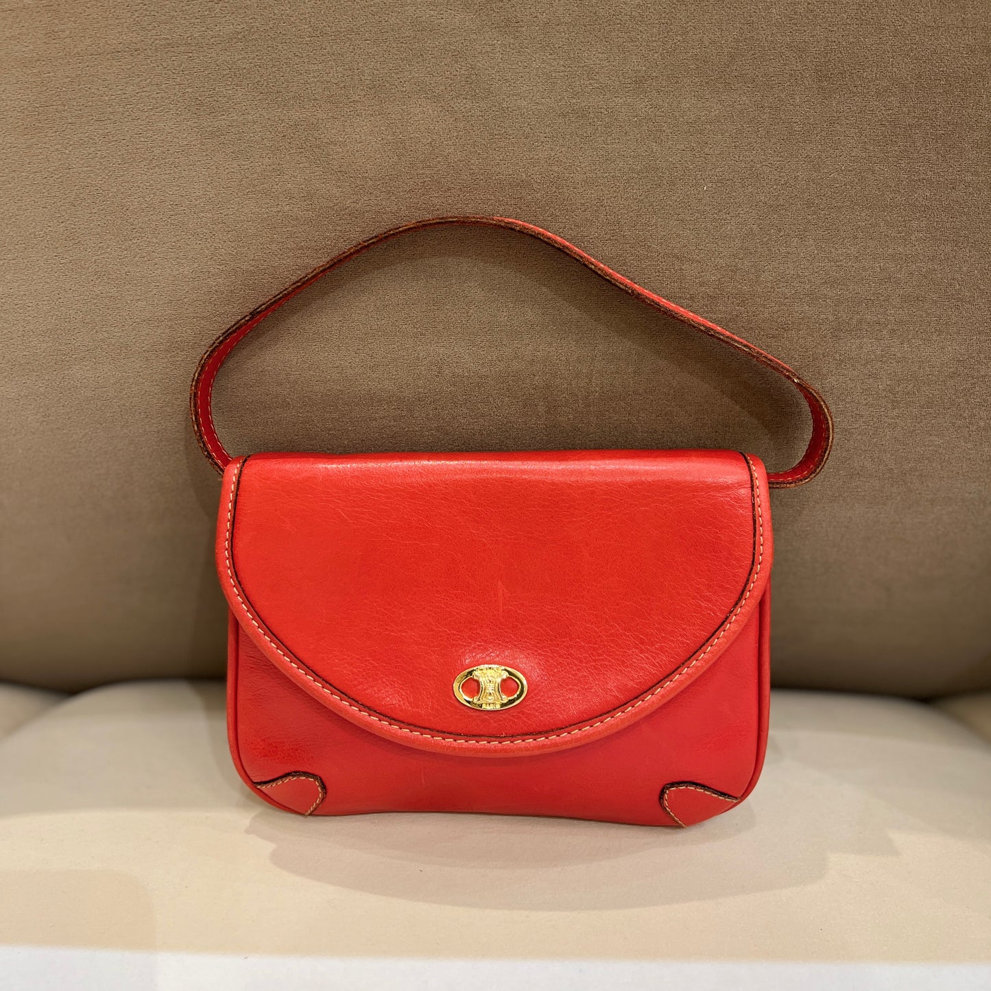 Celine 復古金色 Triomphe 標誌紅色皮革肩背包