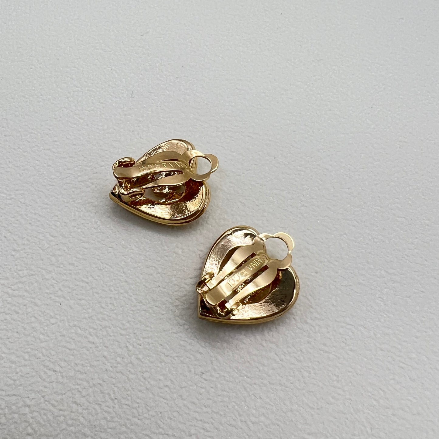 Nina Ricci 復古心型 Nr Logo 鑲水鑽金色夾式耳環