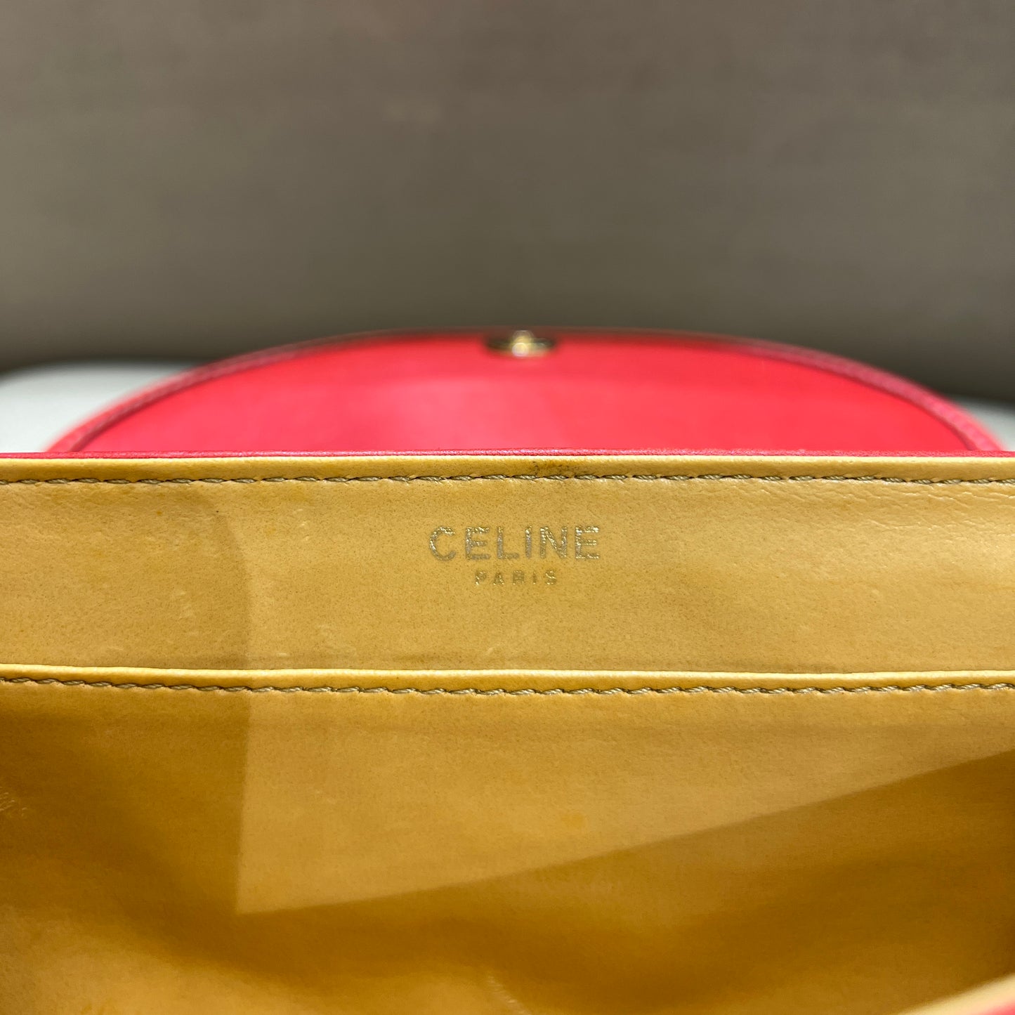 Celine 復古金色 Triomphe 標誌紅色皮革肩背包