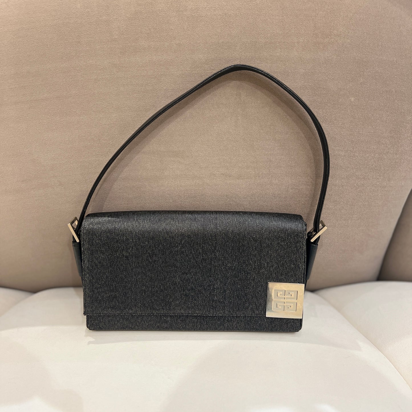 紀梵希 (Givenchy) 復古黑色帆布肩背包配銀色五金配件