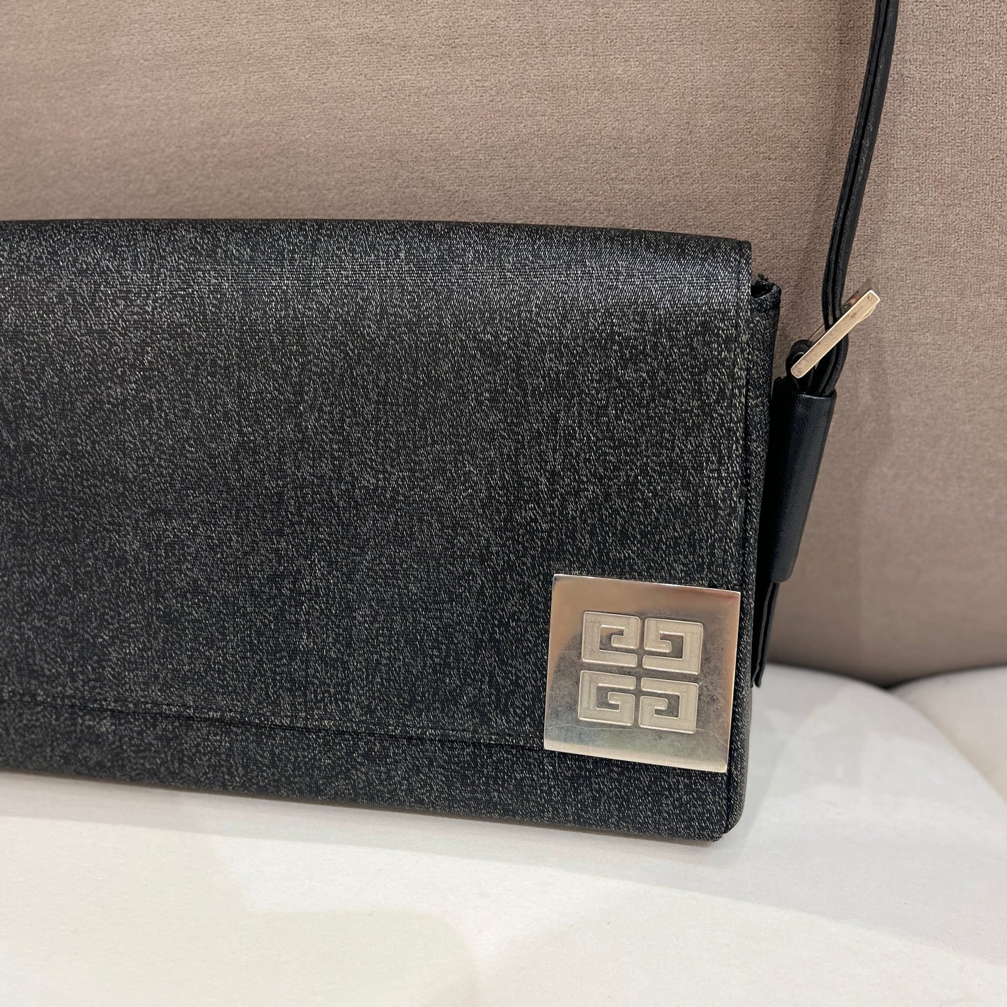 紀梵希 (Givenchy) 復古黑色帆布肩背包配銀色五金配件