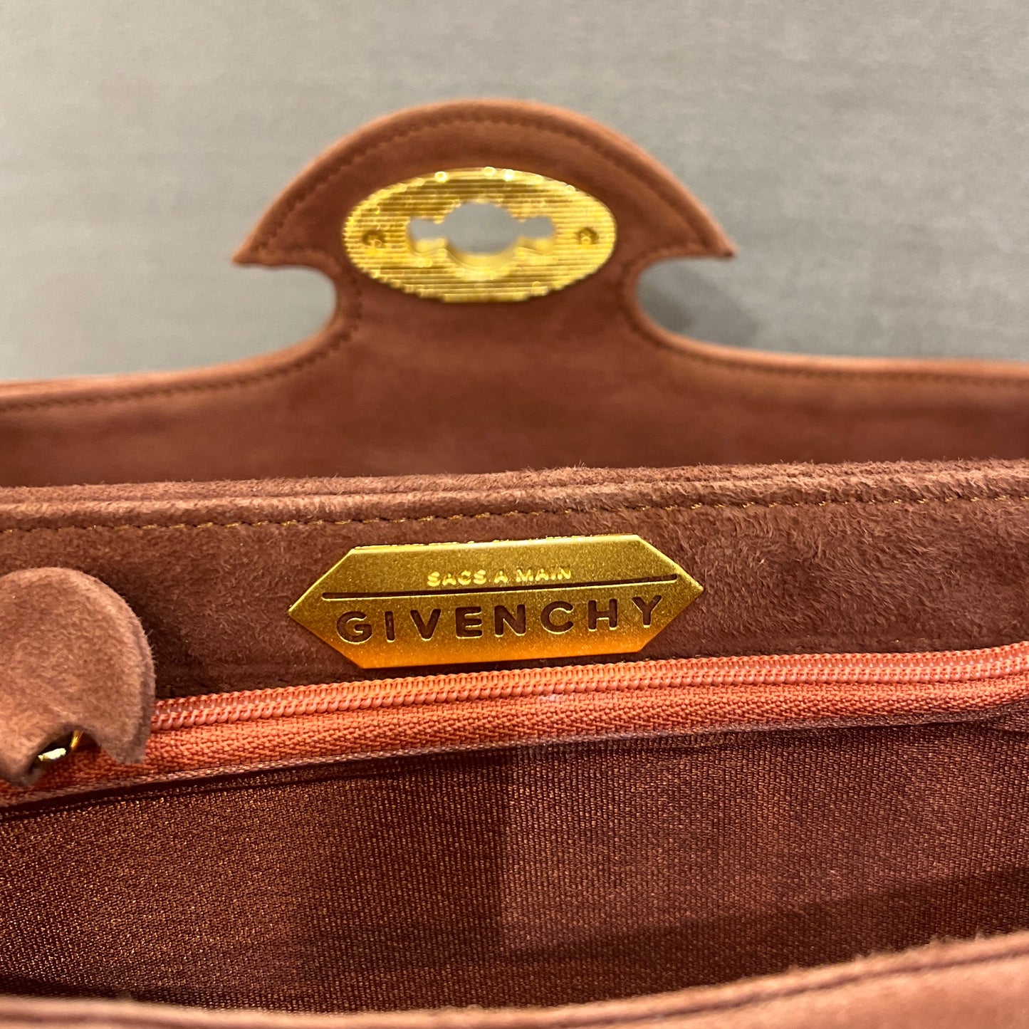 紀梵希 (Givenchy) 復古棕色天鵝絨皮革金色轉鎖和金色手柄手提包