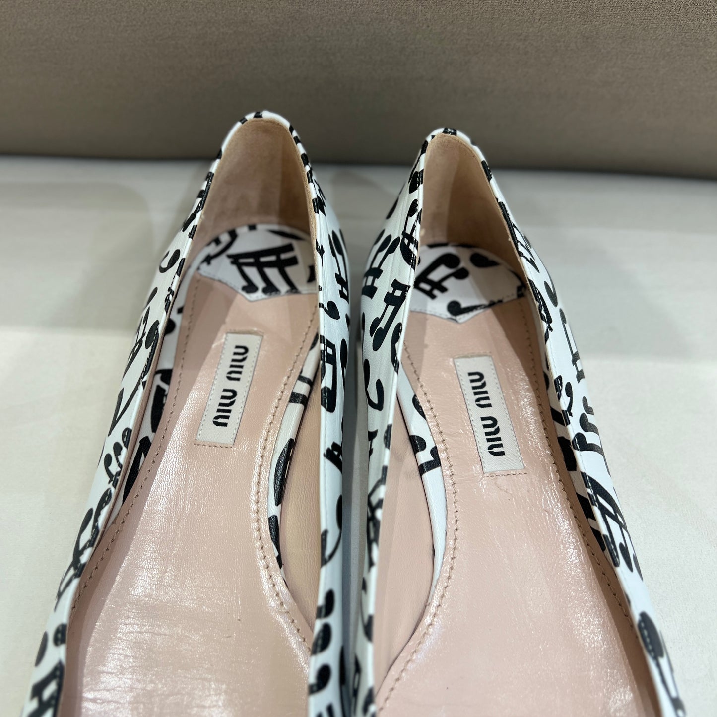 Miu Miu 復古音符圖案平底鞋