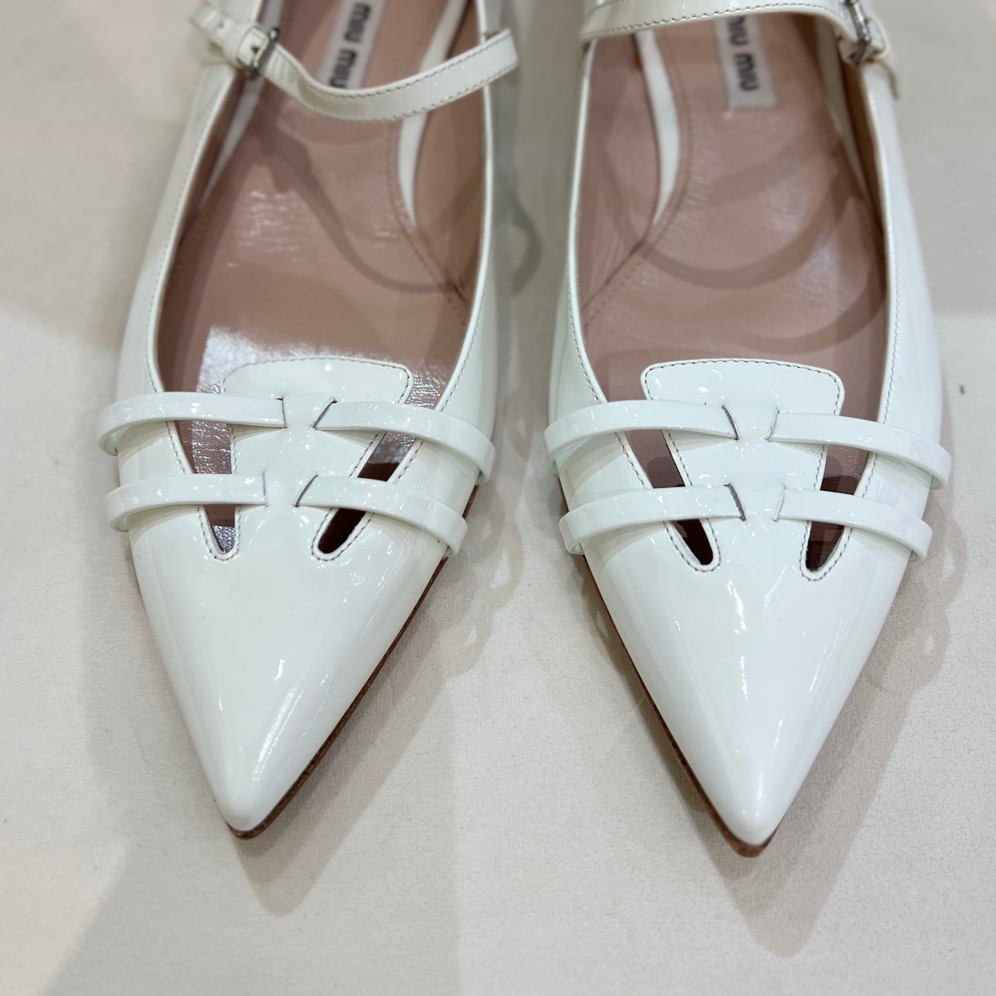 Miu Miu 復古白色漆皮平底鞋