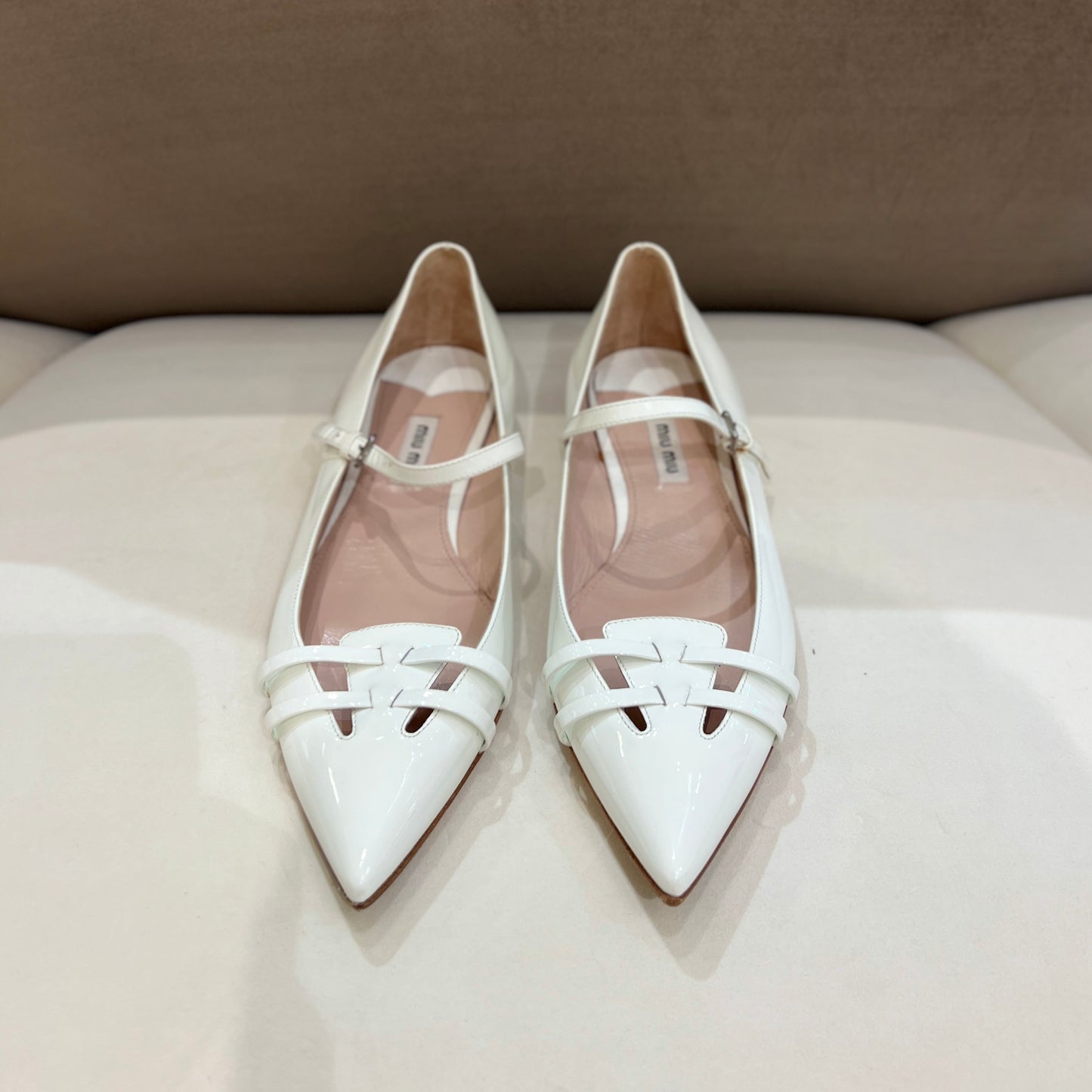 Miu Miu 復古白色漆皮平底鞋