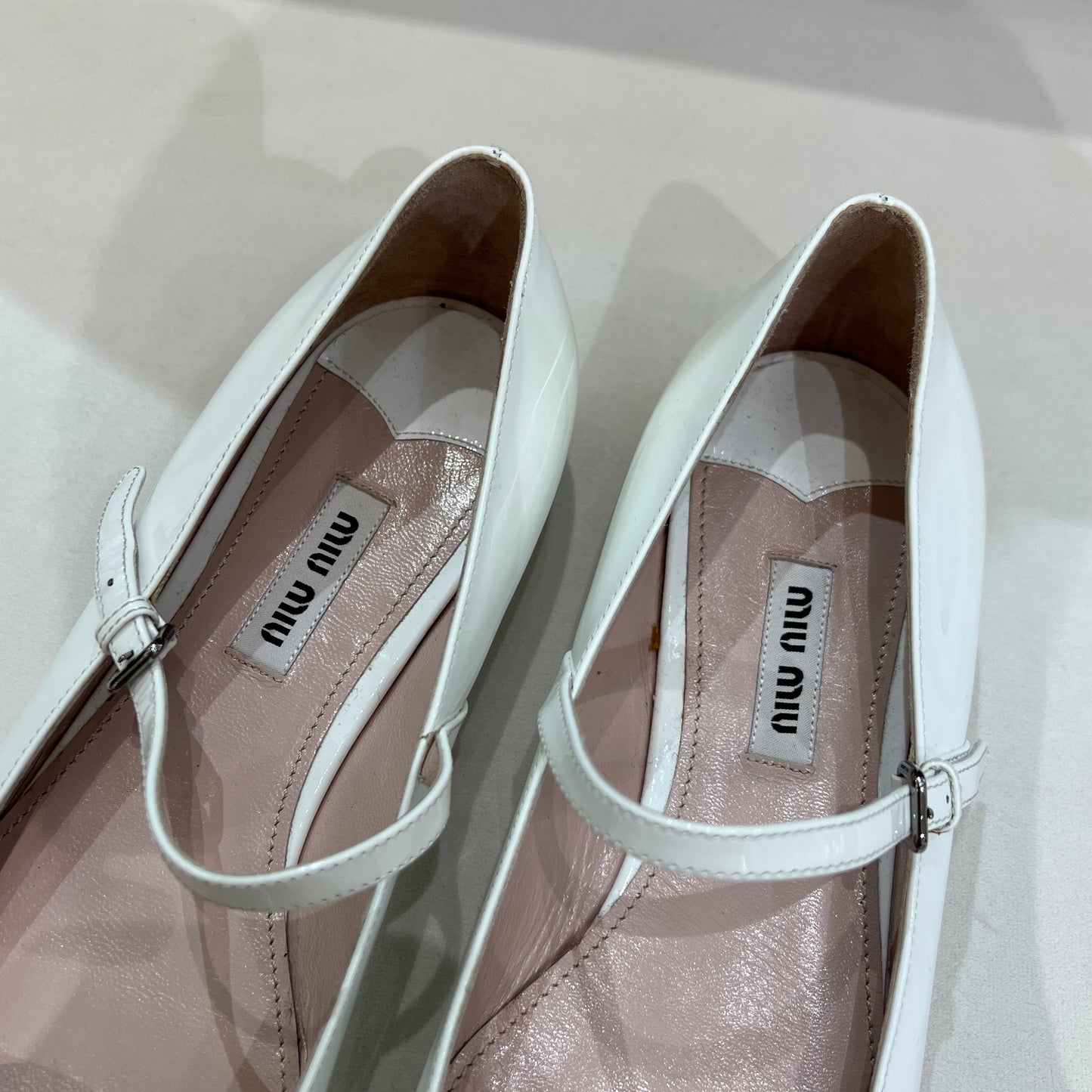 Miu Miu 復古白色漆皮平底鞋