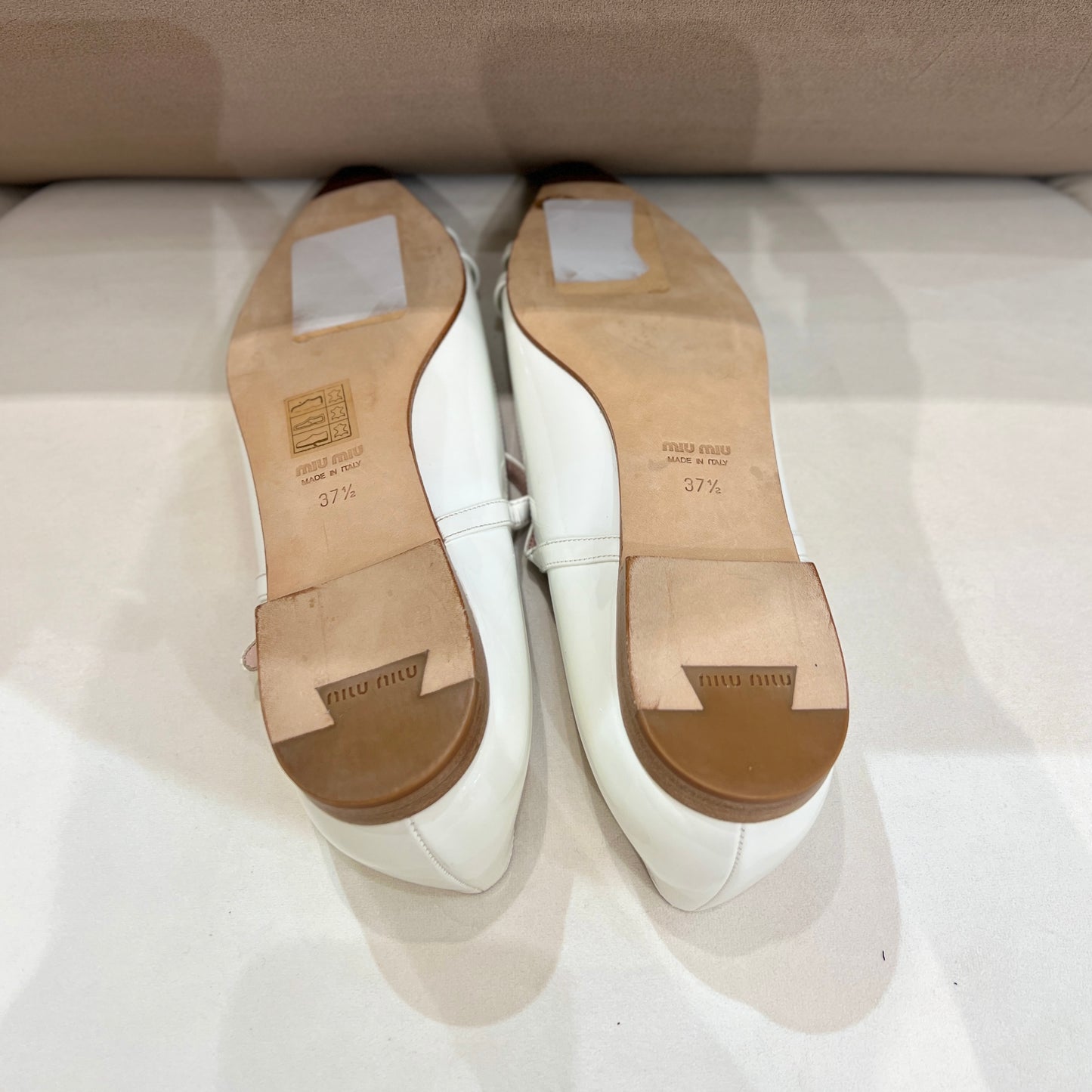 Miu Miu 復古白色漆皮平底鞋