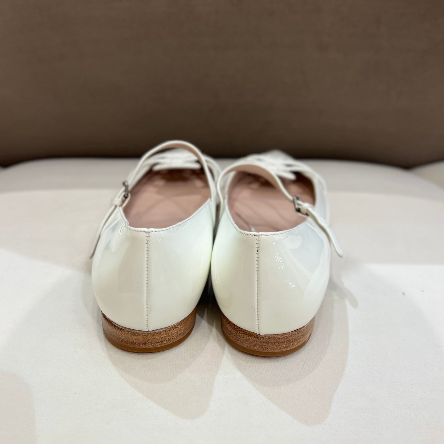 Miu Miu 復古白色漆皮平底鞋