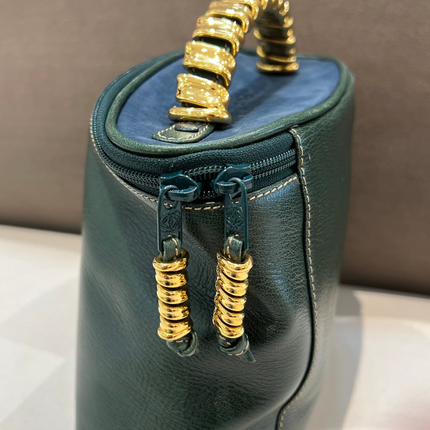 Loewe Velazquez 手提包綠色化妝包,金色五金配件