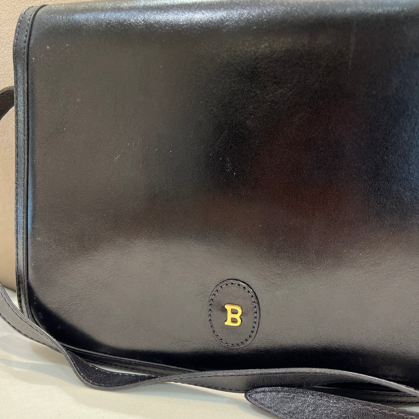 Bally 黑色小牛皮手提包,搭配金色五金配件