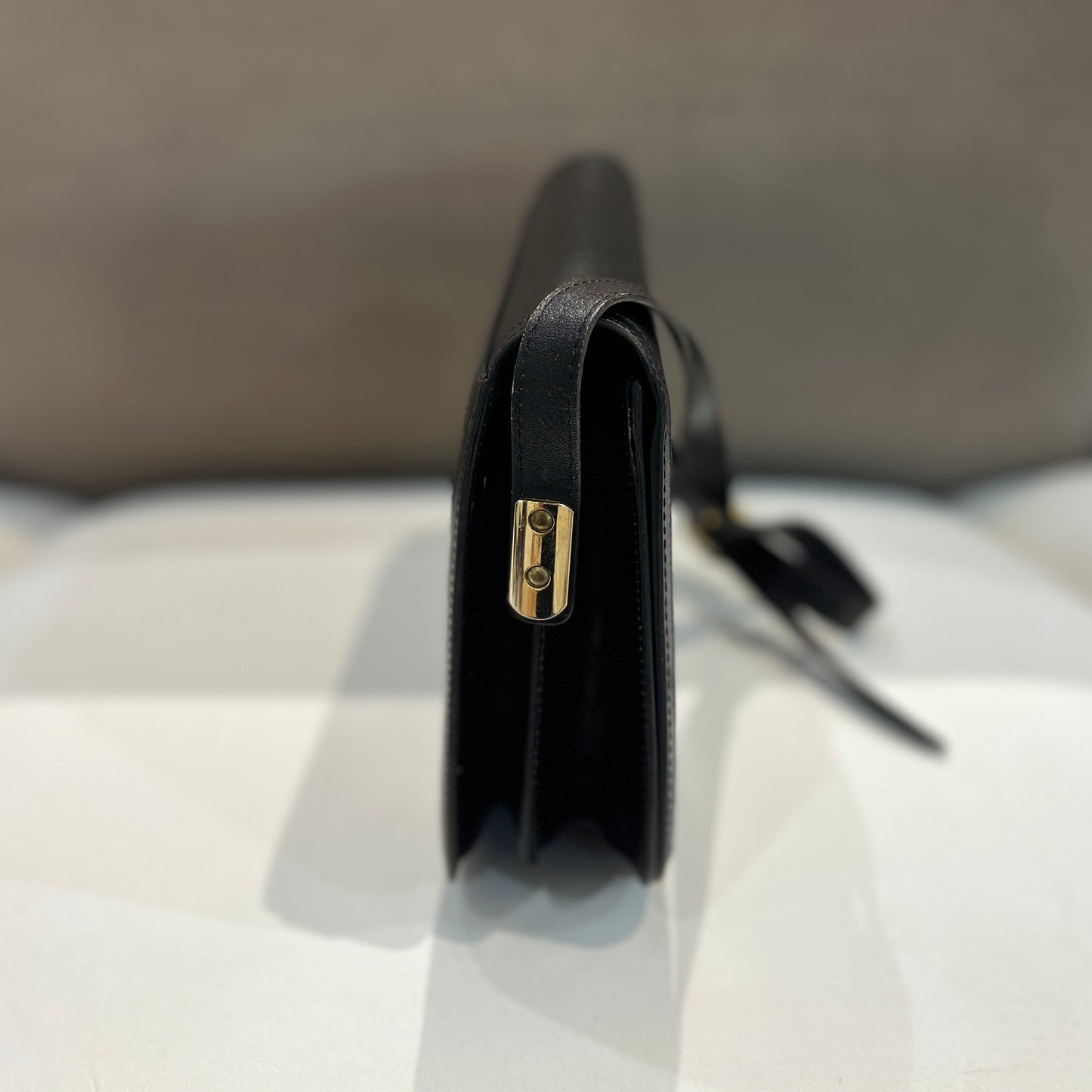 Bally 黑色小牛皮手提包,搭配金色五金配件
