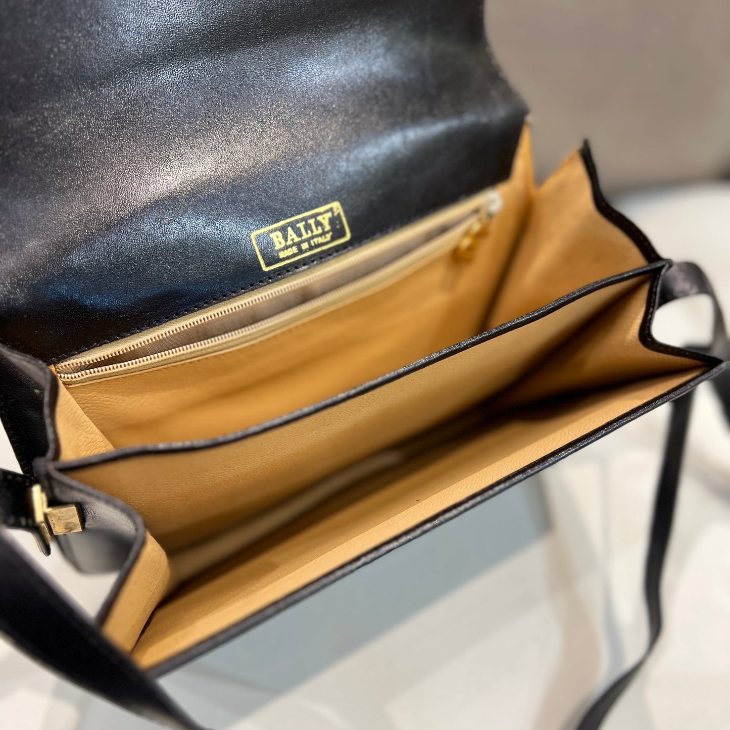 Bally 黑色小牛皮手提包,搭配金色五金配件