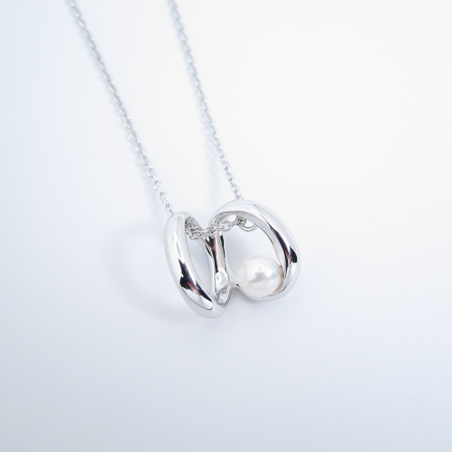 Tasaki Vintage Pearl in Loop Pendant Silver Necklace