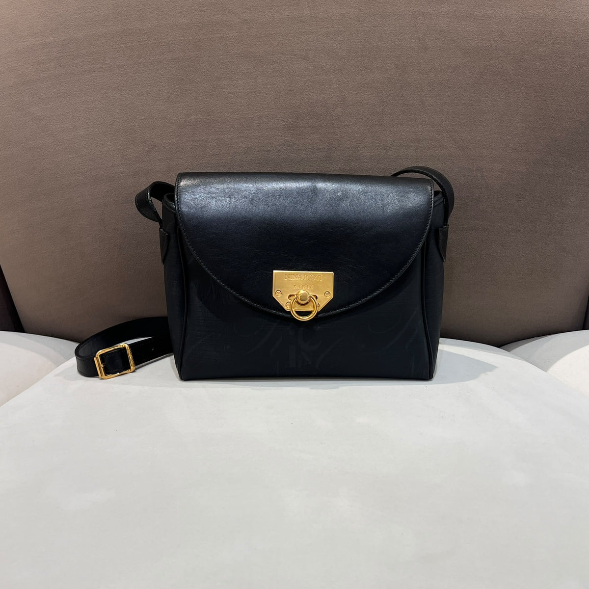 Nina Ricci 中古黑色皮革標誌肩袋
