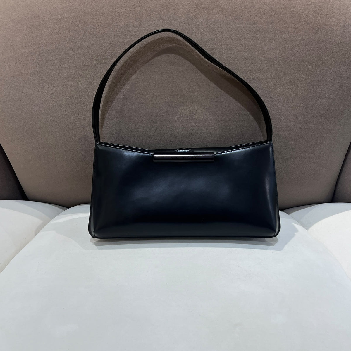 Givenchy 中古黑色皮革橫向修長肩袋