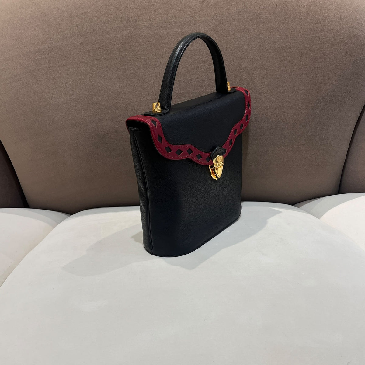 Yves Saint Laurent 中古黑色皮革紅色飾邊手袋
