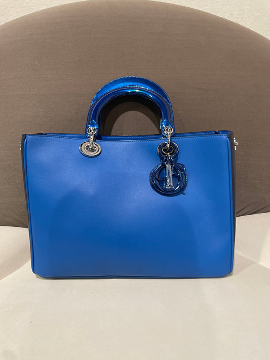 Christian Dior Vintage Blue Color Diorissimo Leather Handbag With Removable Leather Strap
With Extra Pouch
With Dust Bags
Series Code 09-Ma-1105