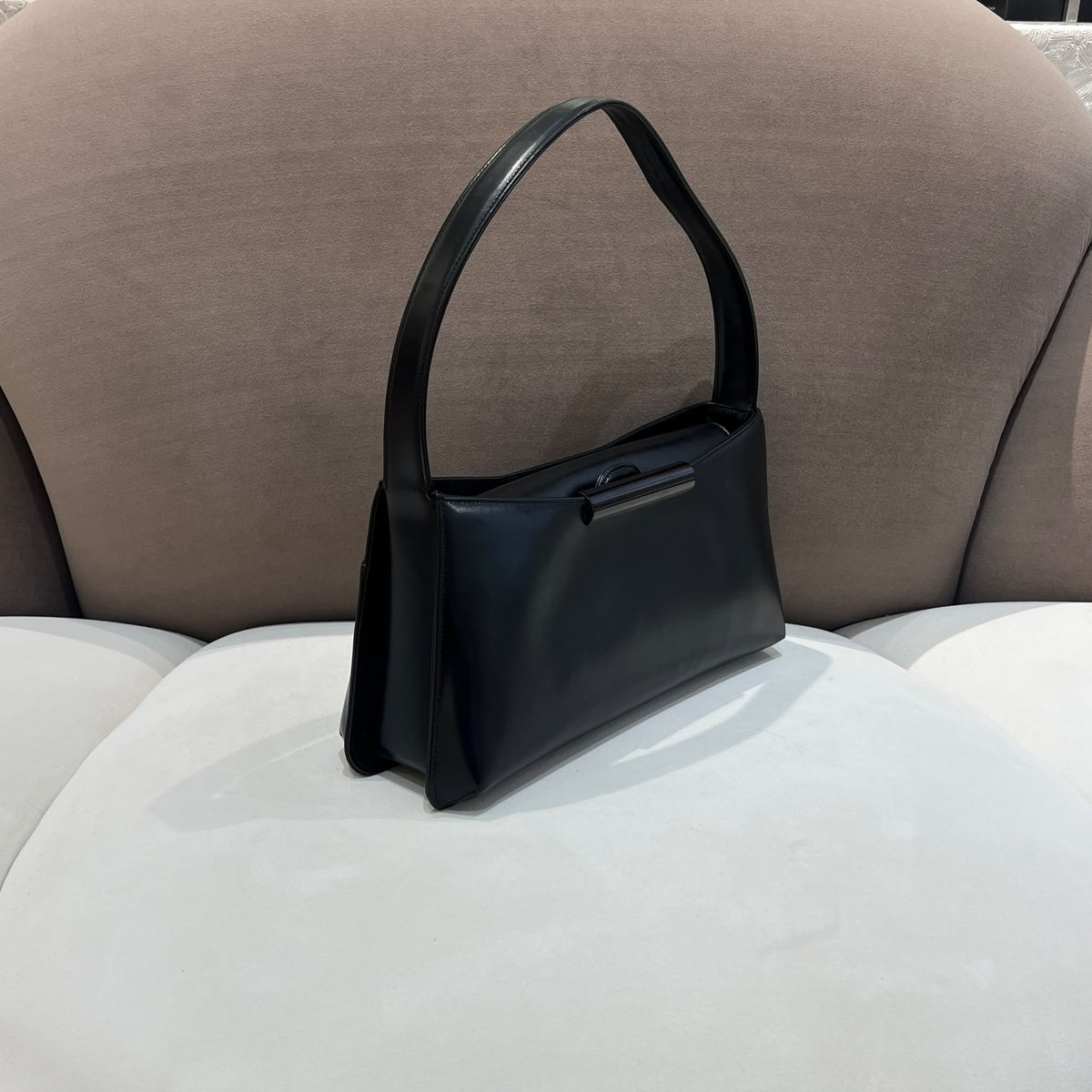 Givenchy 中古黑色皮革橫向修長肩袋