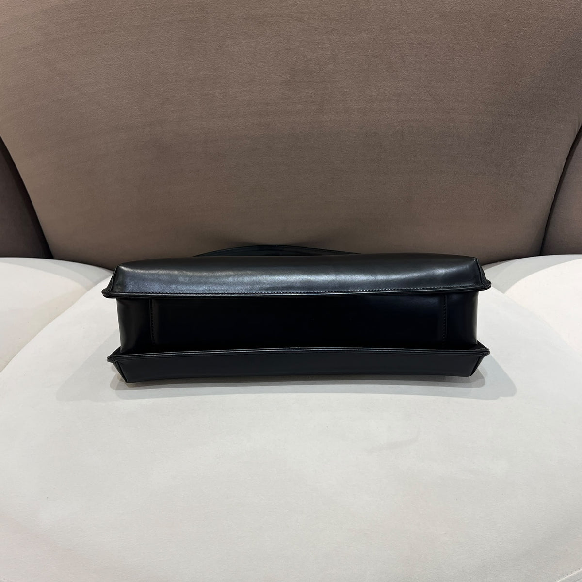Givenchy 中古黑色皮革橫向修長肩袋