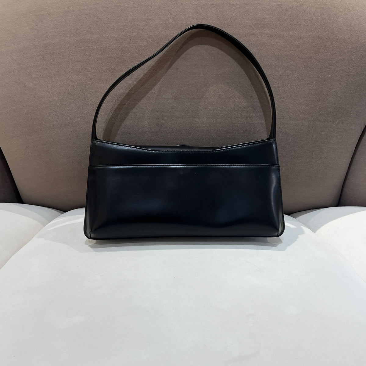 Givenchy 中古黑色皮革橫向修長肩袋