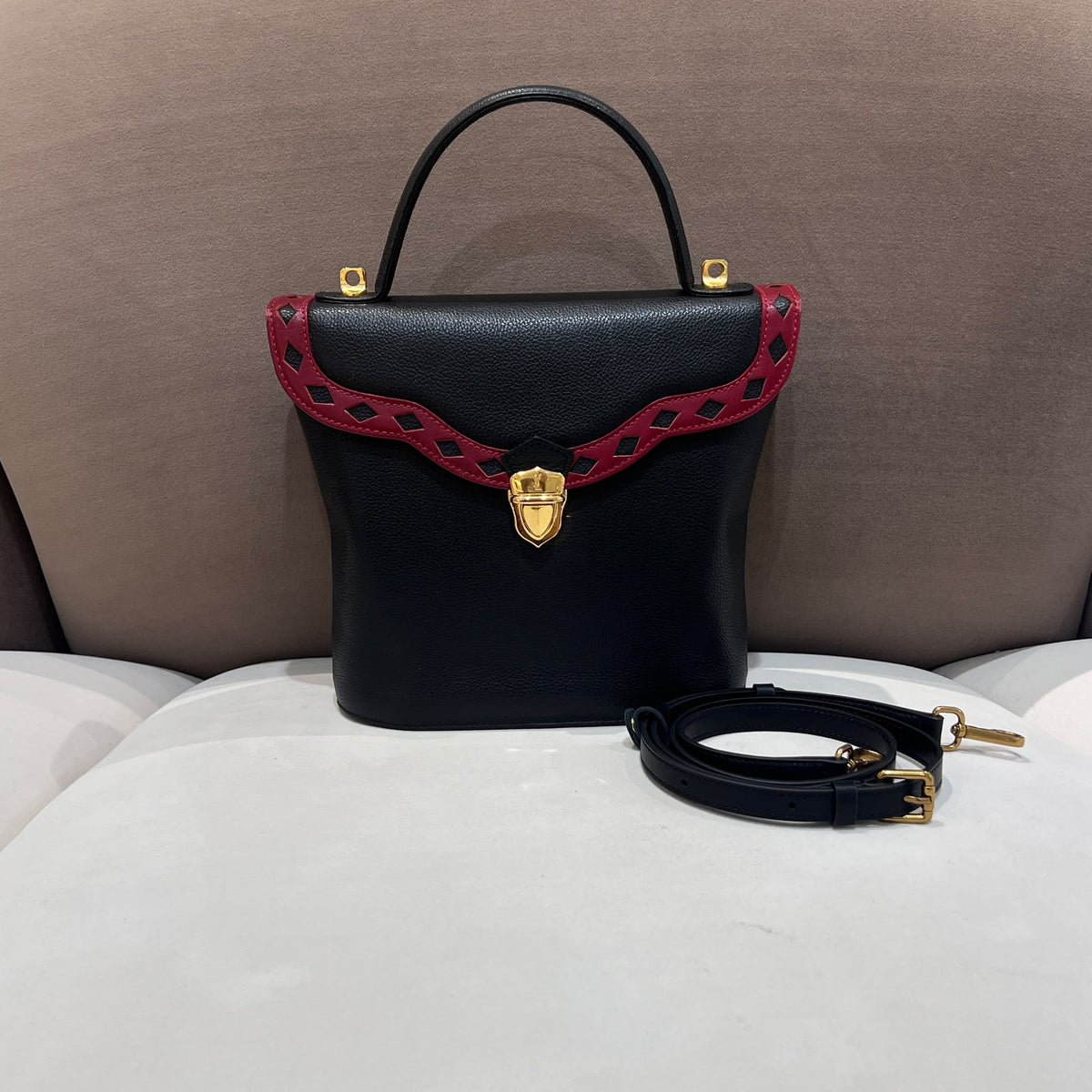 Yves Saint Laurent 中古黑色皮革紅色飾邊手袋