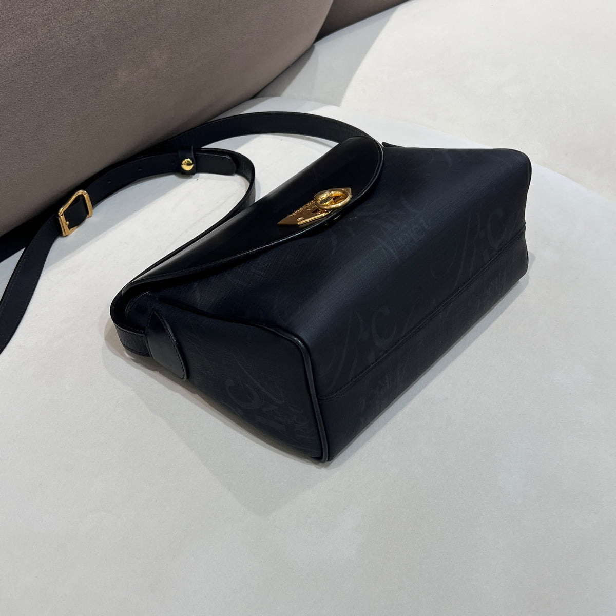 Nina Ricci 中古黑色皮革標誌肩袋