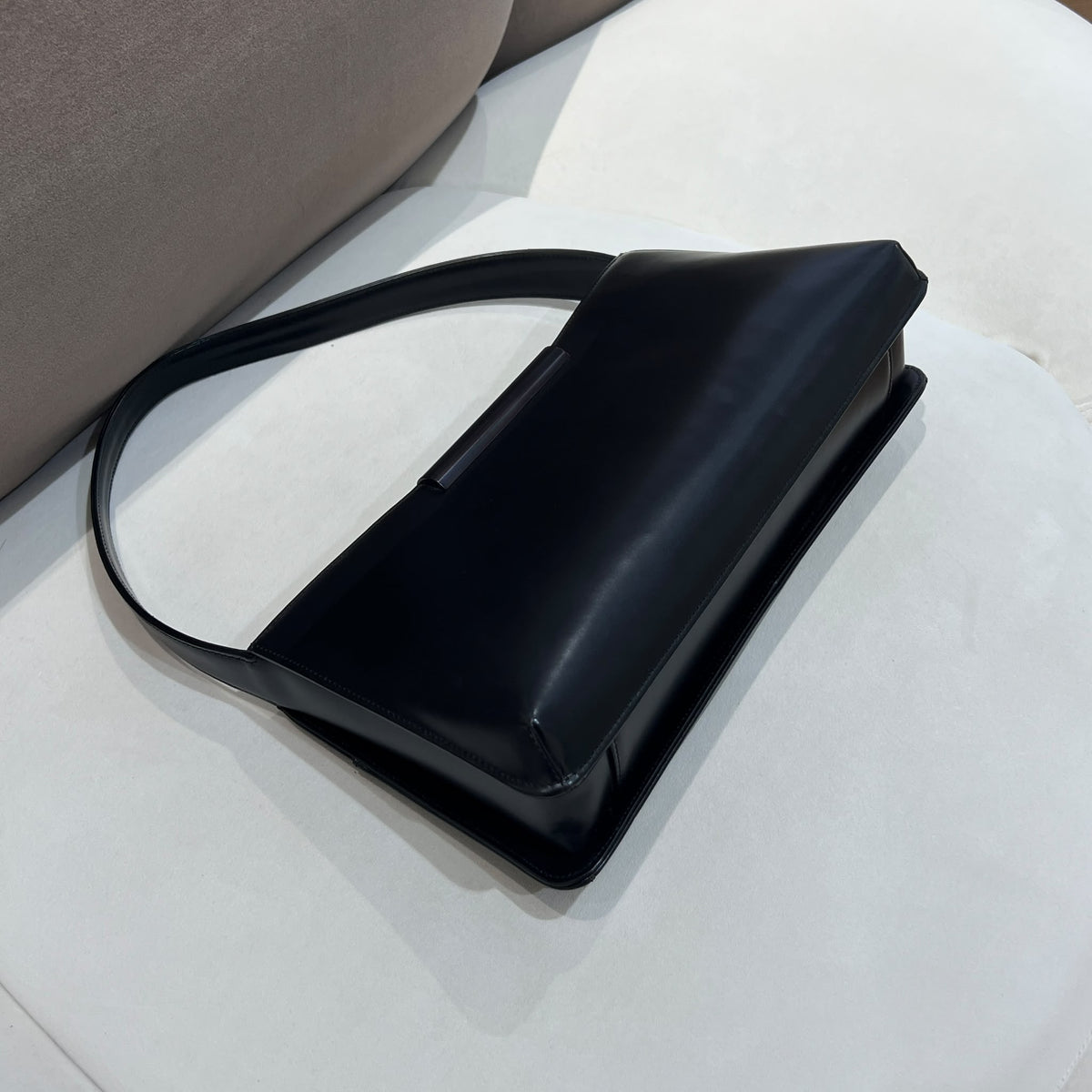 Givenchy 中古黑色皮革橫向修長肩袋