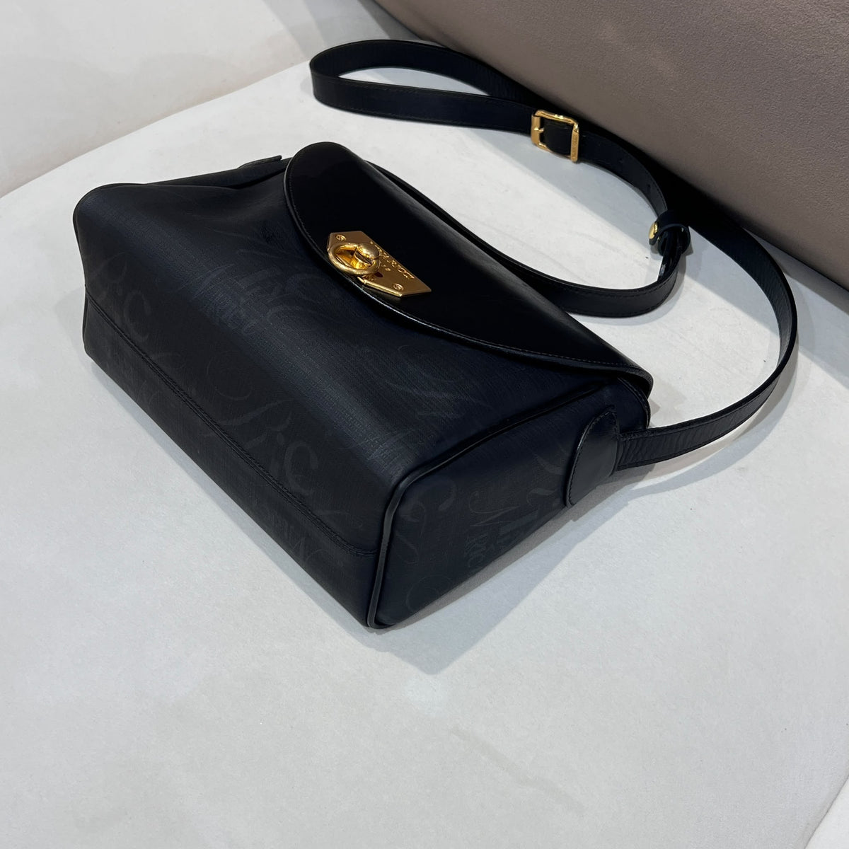 Nina Ricci 中古黑色皮革標誌肩袋