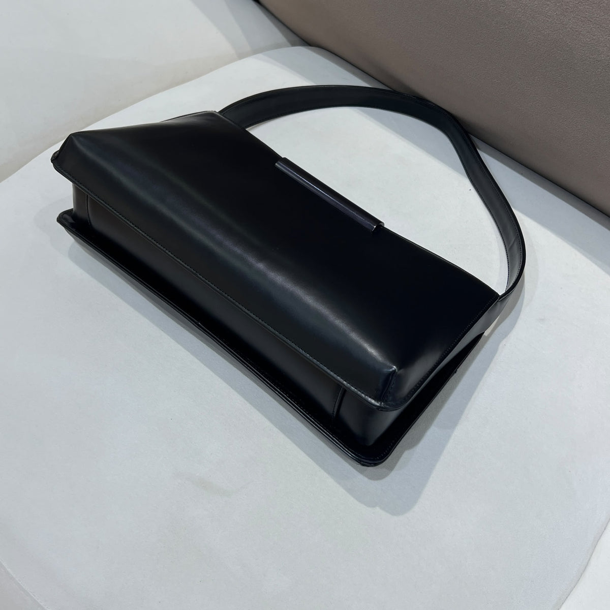 Givenchy 中古黑色皮革橫向修長肩袋
