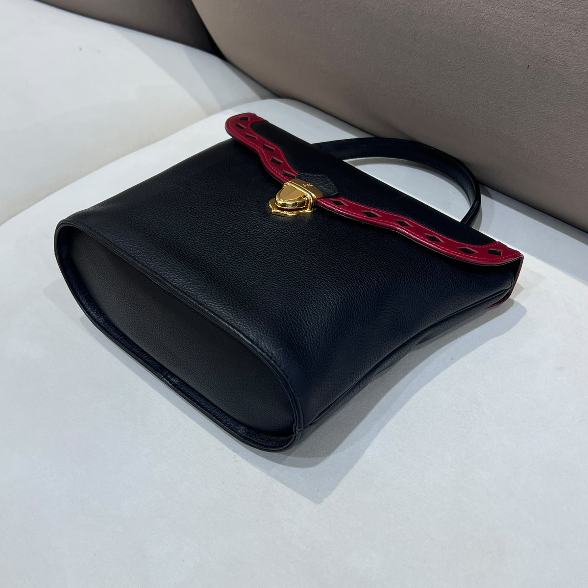 Yves Saint Laurent 中古黑色皮革紅色飾邊手袋
