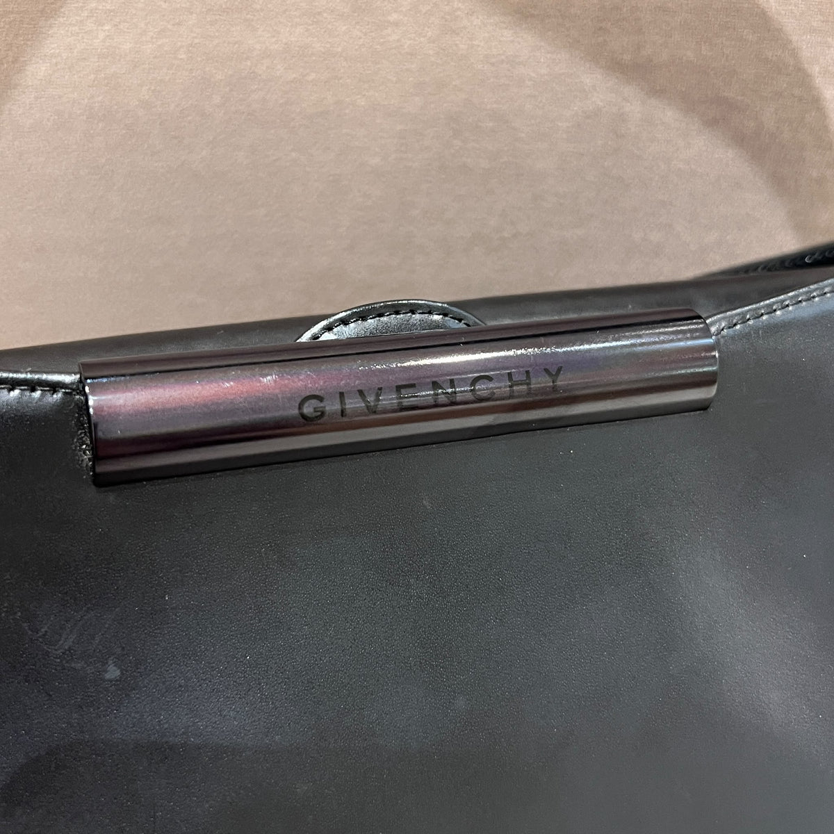 Givenchy 中古黑色皮革橫向修長肩袋