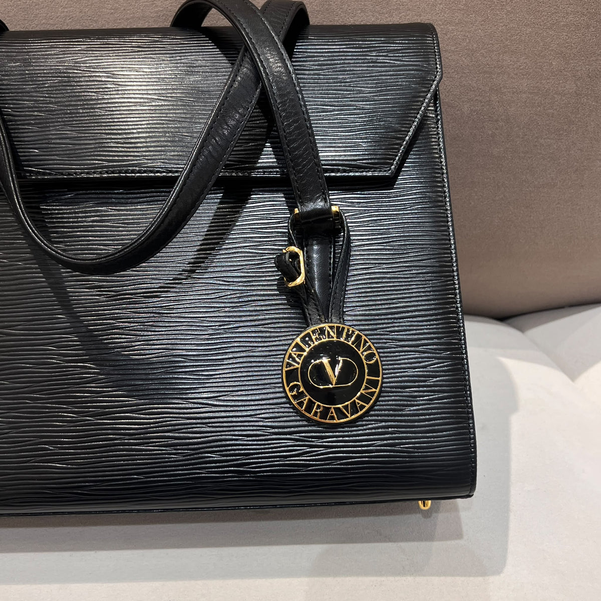 Valentino Garavani 中古黑色皮革圓章手袋