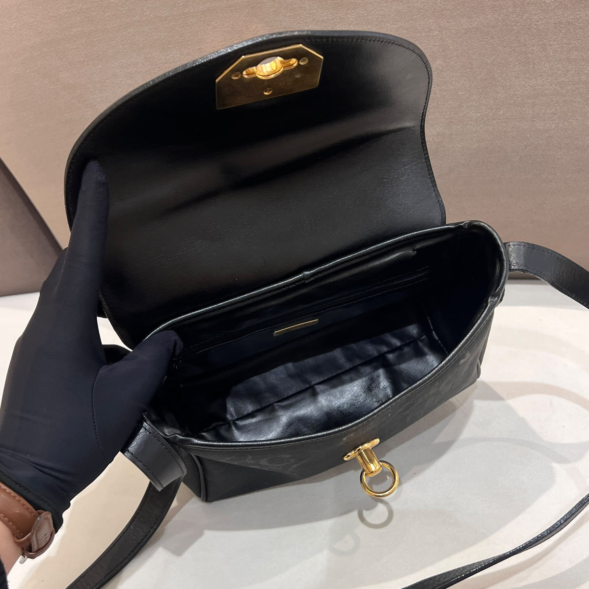Nina Ricci 中古黑色皮革標誌肩袋