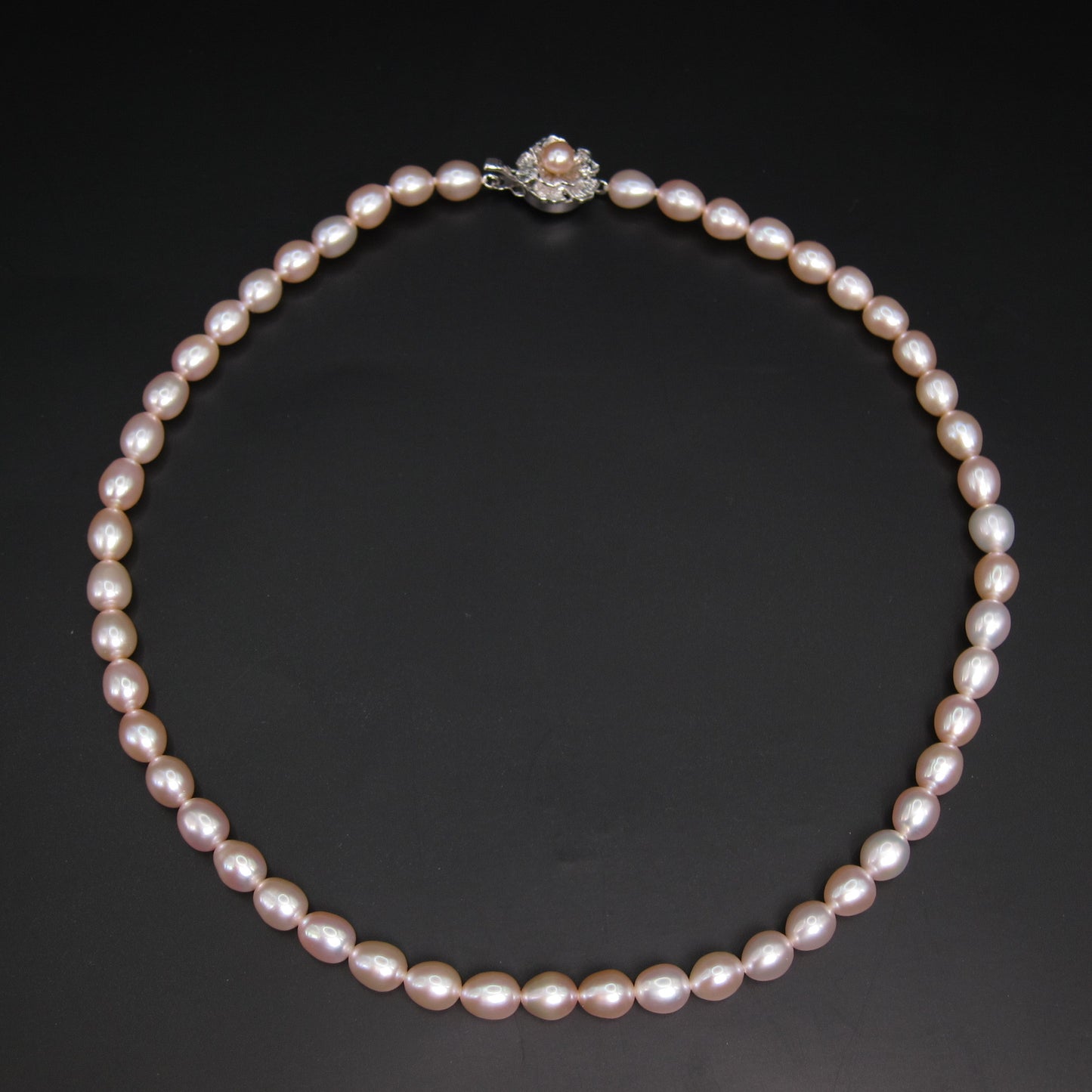 No Brand Vintage Oval Shaped Freshwater Pearl with Silver Flower Buckle Necklace