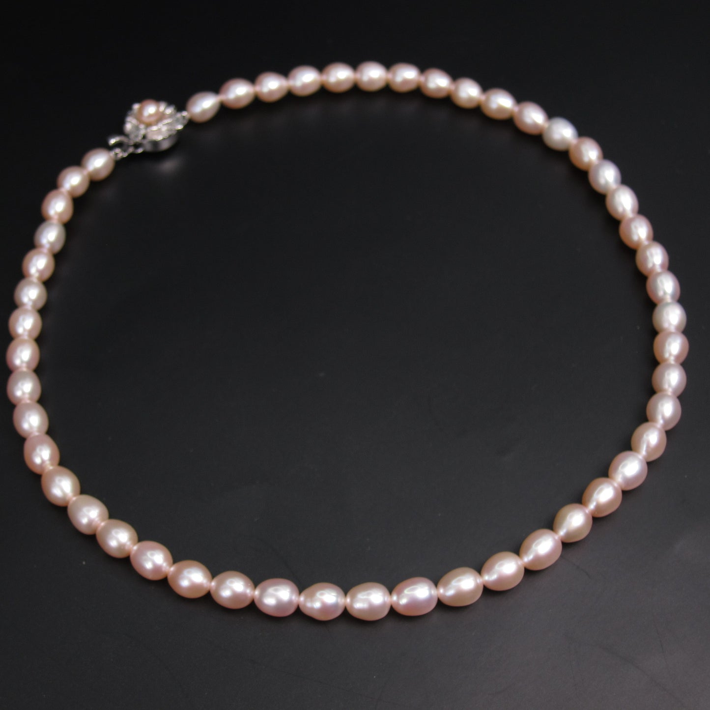 No Brand Vintage Oval Shaped Freshwater Pearl with Silver Flower Buckle Necklace