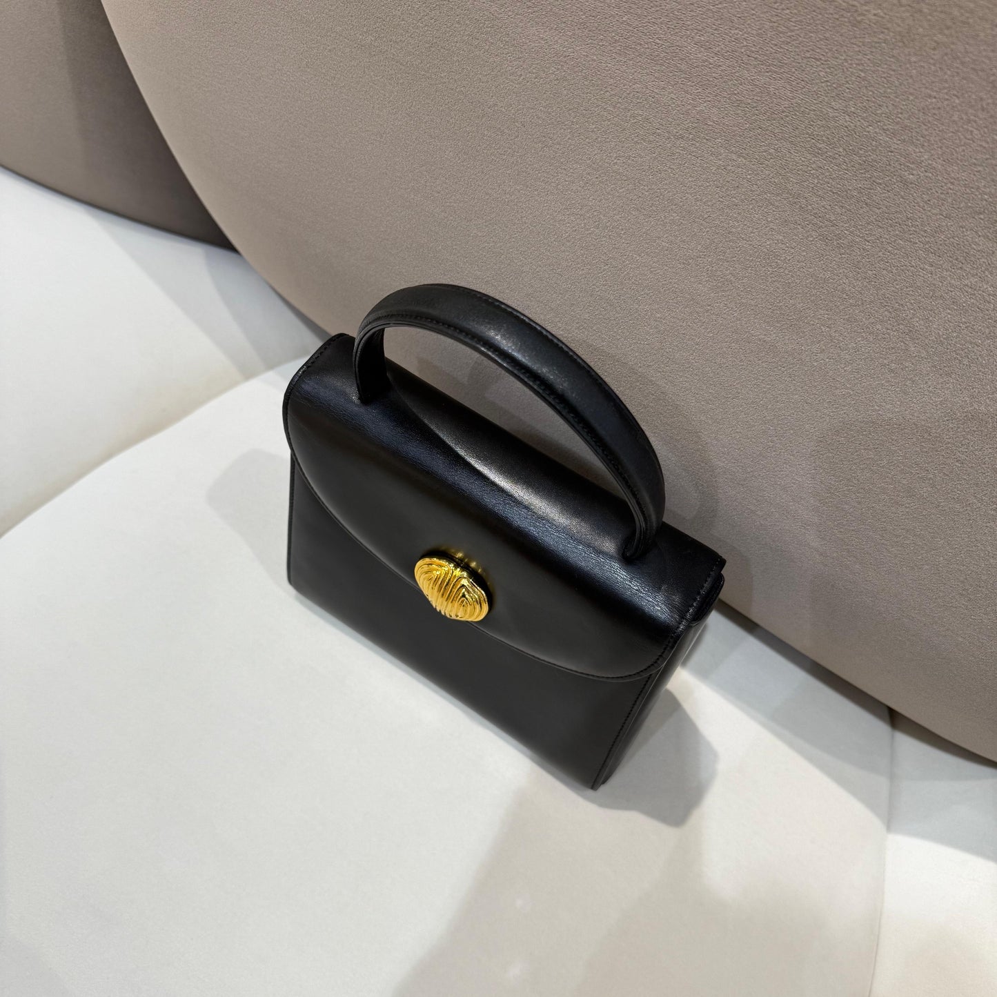 紀梵希復古黑色皮革Logo紐扣兩用手提包