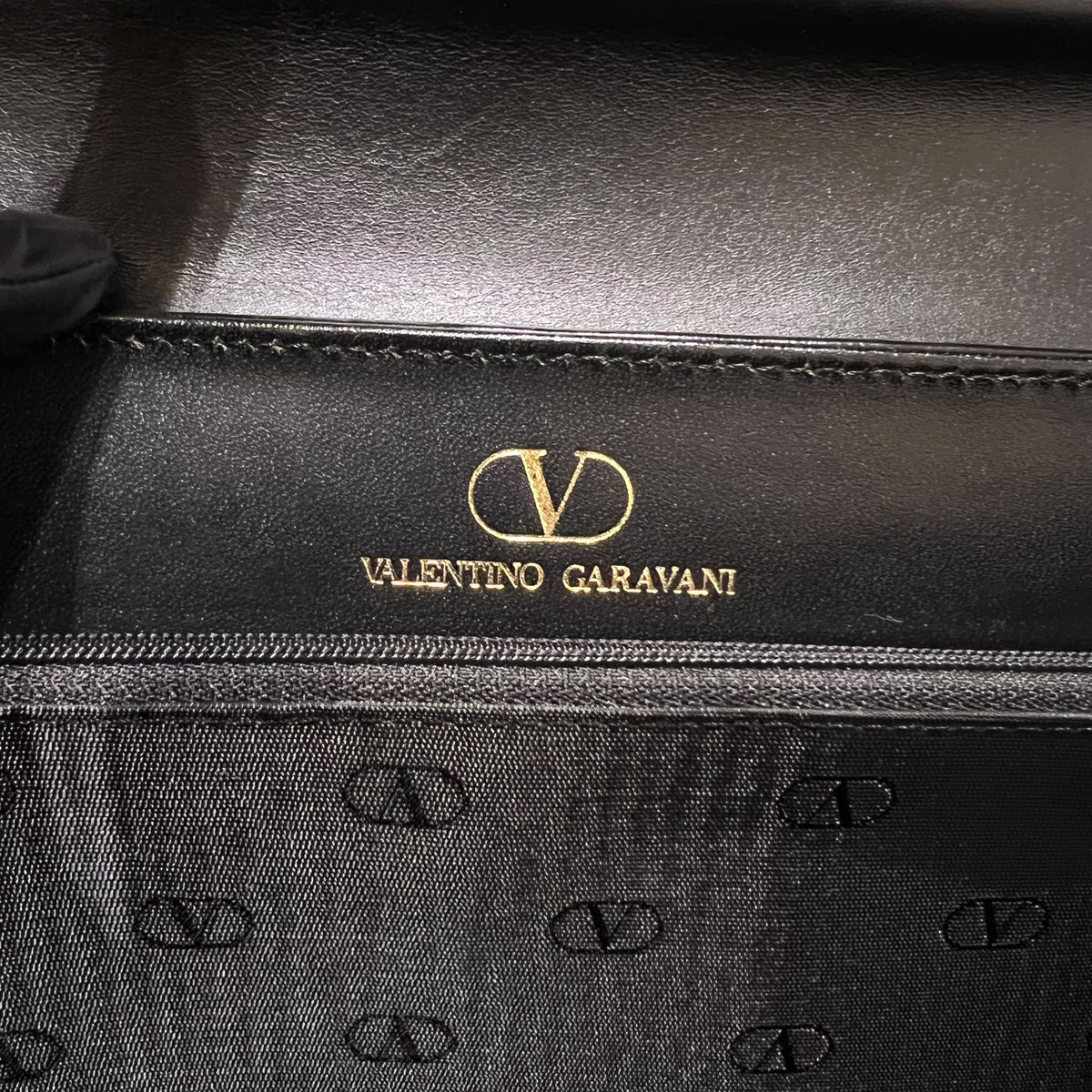 Valentino Garavani 中古黑色皮革圓章手袋