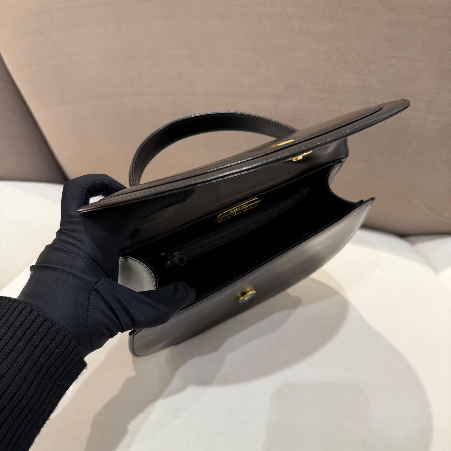 紀梵希復古黑色皮革弧形頂部手柄手提包