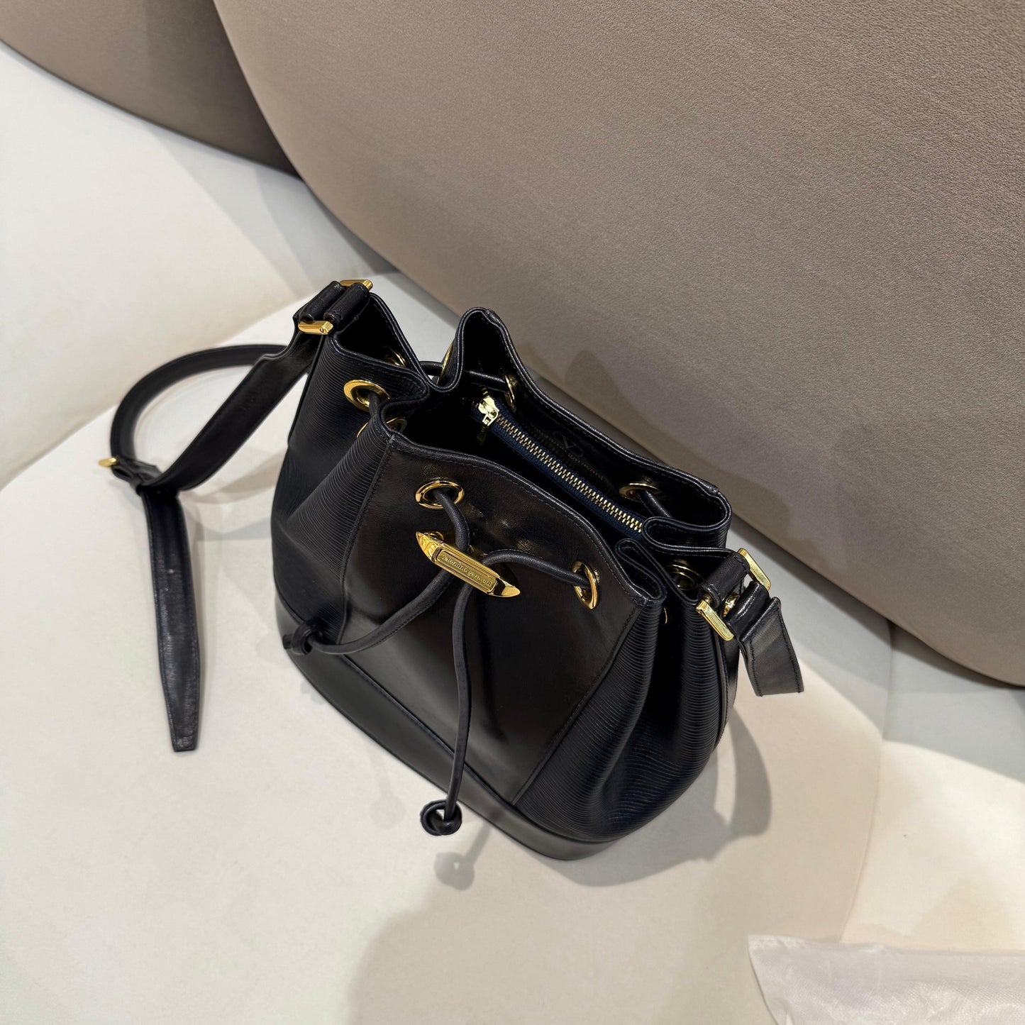 Valentino Garavani 復古黑色皮革抽繩水桶肩肩包