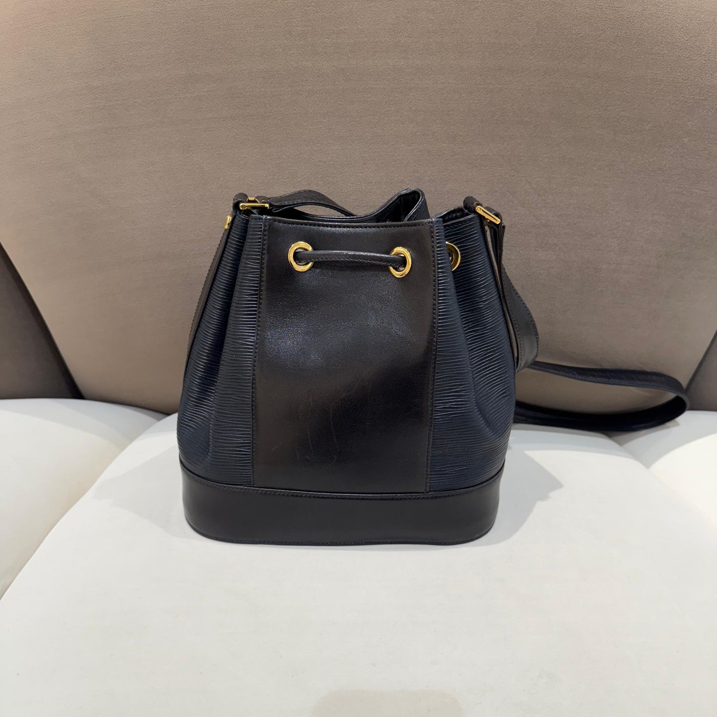 Valentino Garavani 復古黑色皮革抽繩水桶肩肩包